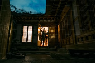 une personne debout dans l’embrasure d’une porte d’un immeuble