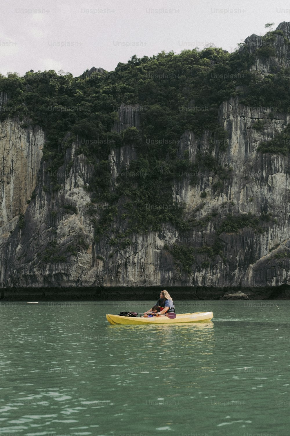 Una persona en un bote amarillo en un cuerpo de agua