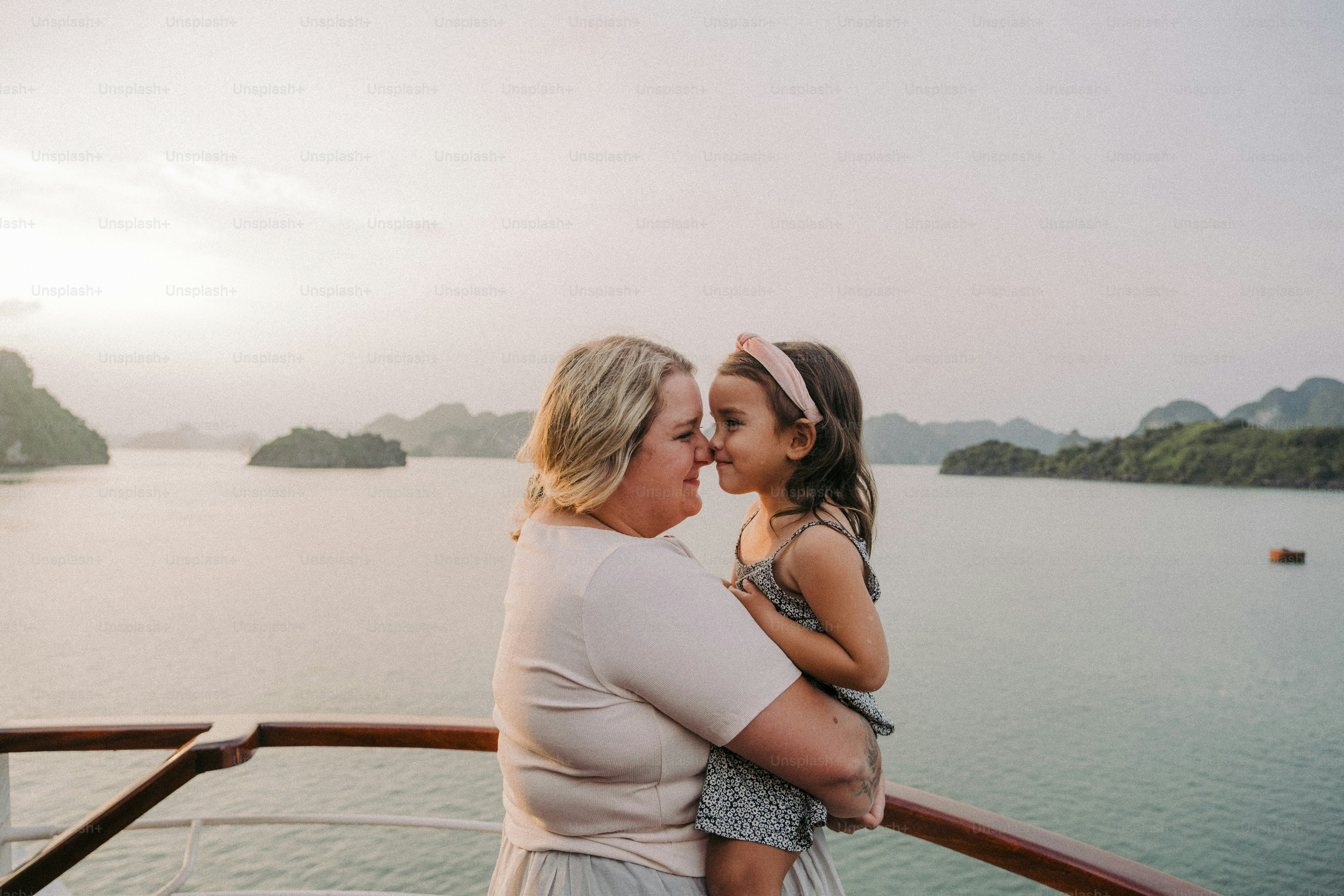 Une femme tenant une petite fille sur le toit d’un bateau