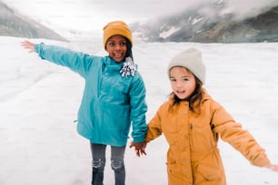 Eine Frau und ein kleines Mädchen, die im Schnee stehen