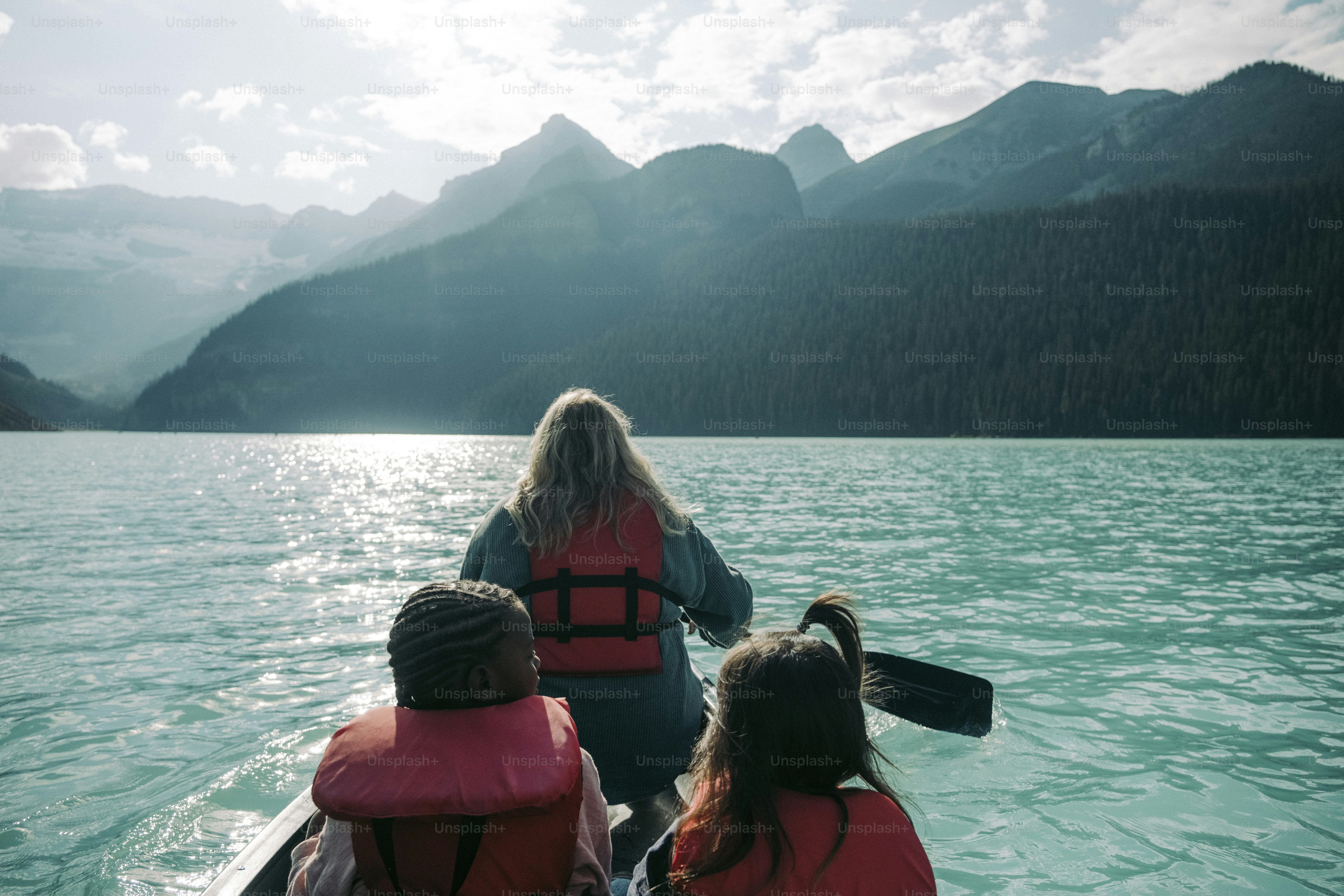 eine Gruppe von Menschen, die auf dem Rücken eines Bootes reiten