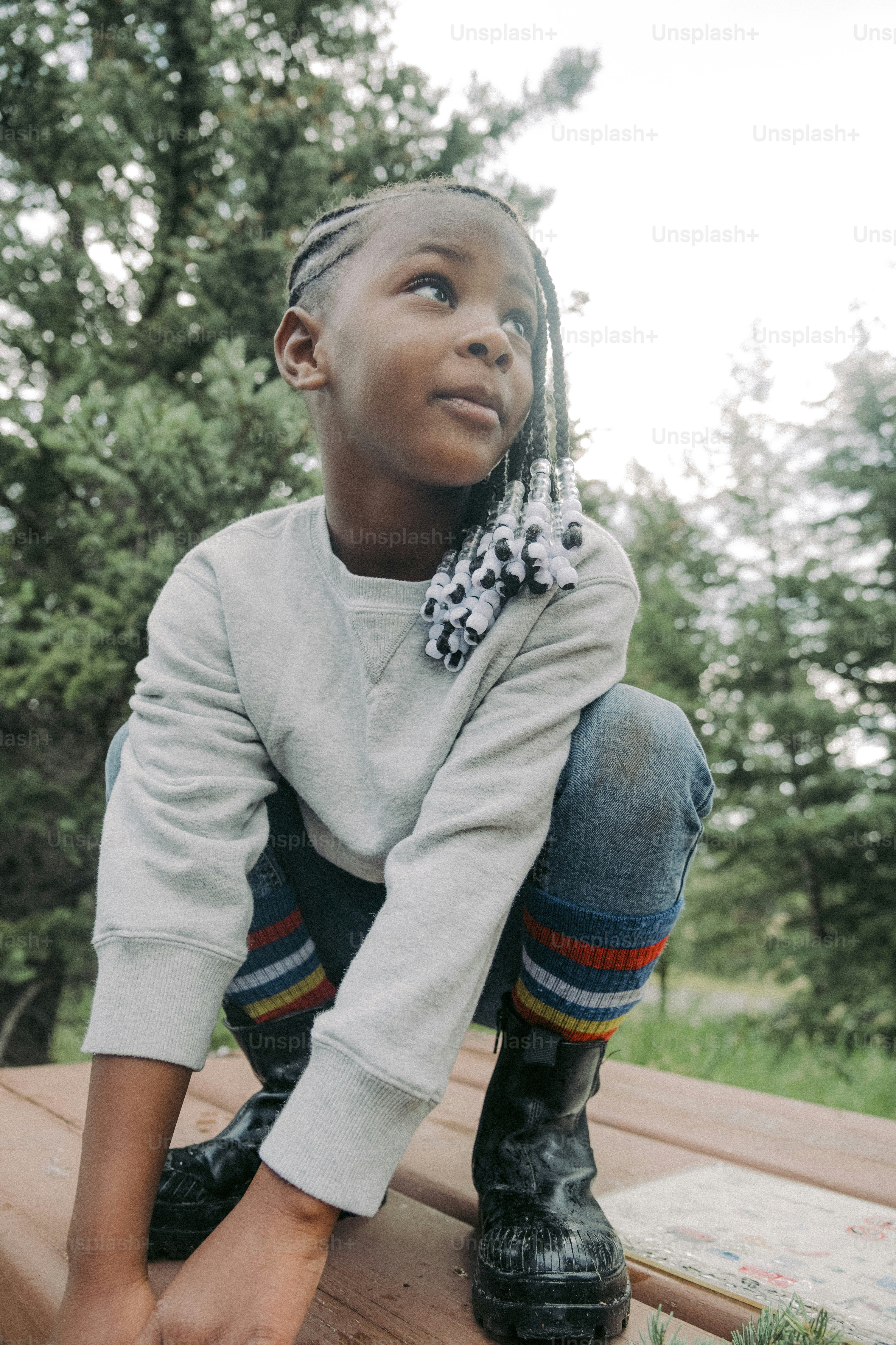 Ein junges Mädchen, das auf einer Holzbank sitzt