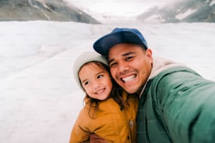 Un hombre y una niña tomándose una selfie