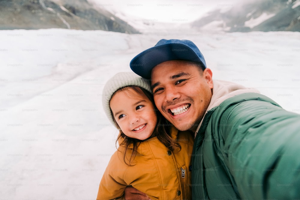 um homem e uma menina tirando uma selfie