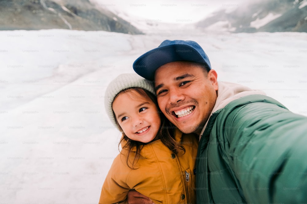 Un hombre y una niña tomándose una selfie