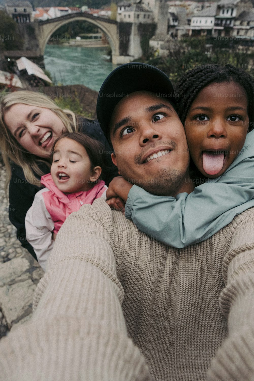 Eine Familie, die ein Selfie vor einem Fluss macht