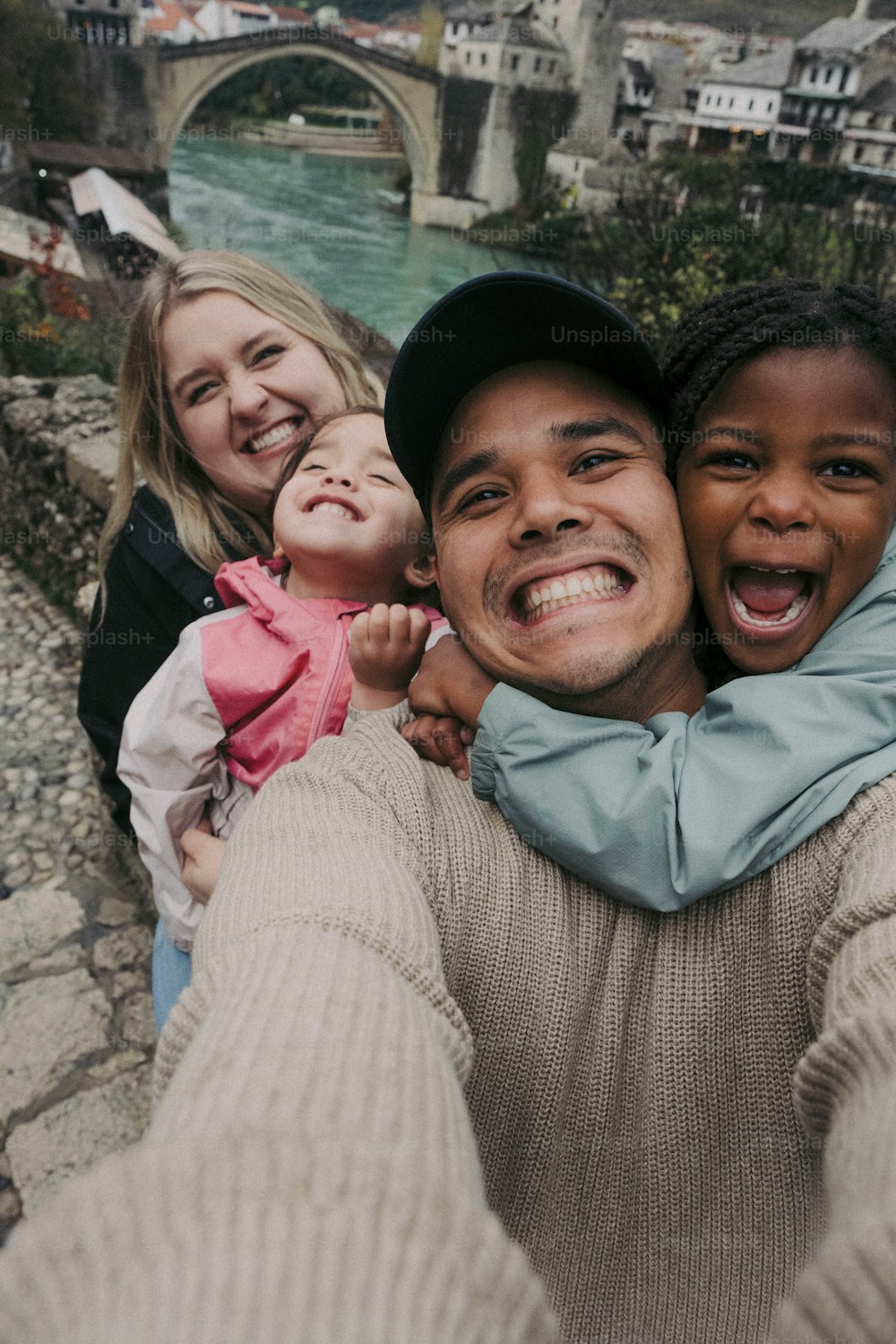 Un gruppo di persone che scattano un selfie con un fiume sullo sfondo