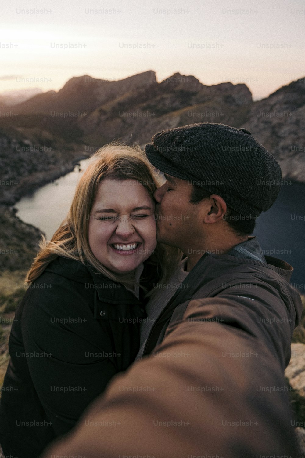 산에서 셀카를 찍는 남자와 여자