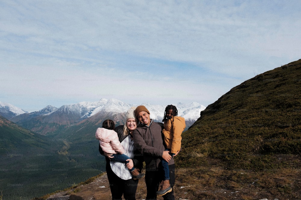 Eine Gruppe von Menschen, die auf dem Gipfel eines Berges stehen