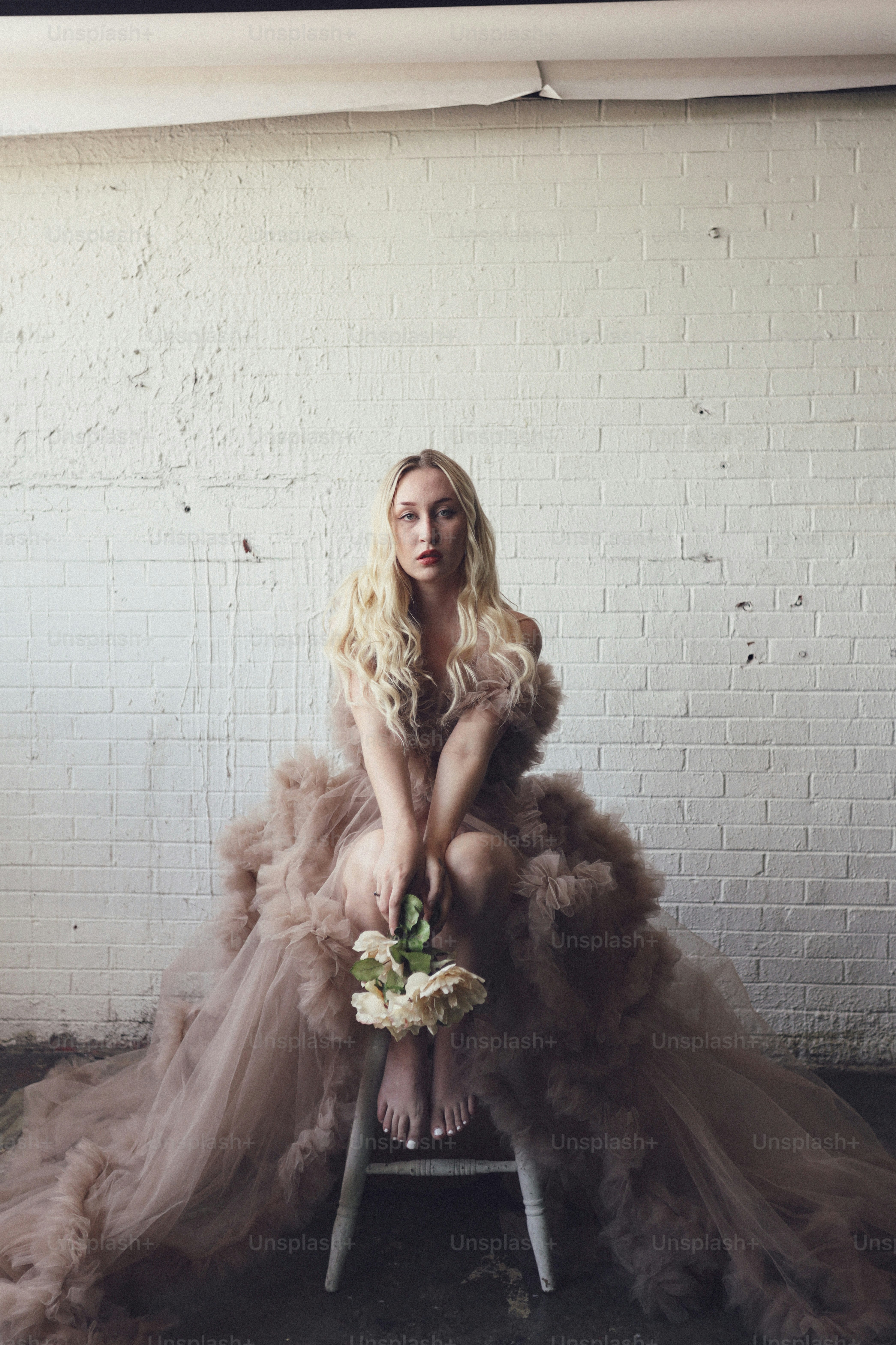 Eine Frau, die auf einem Stuhl sitzt und ein Kleid trägt