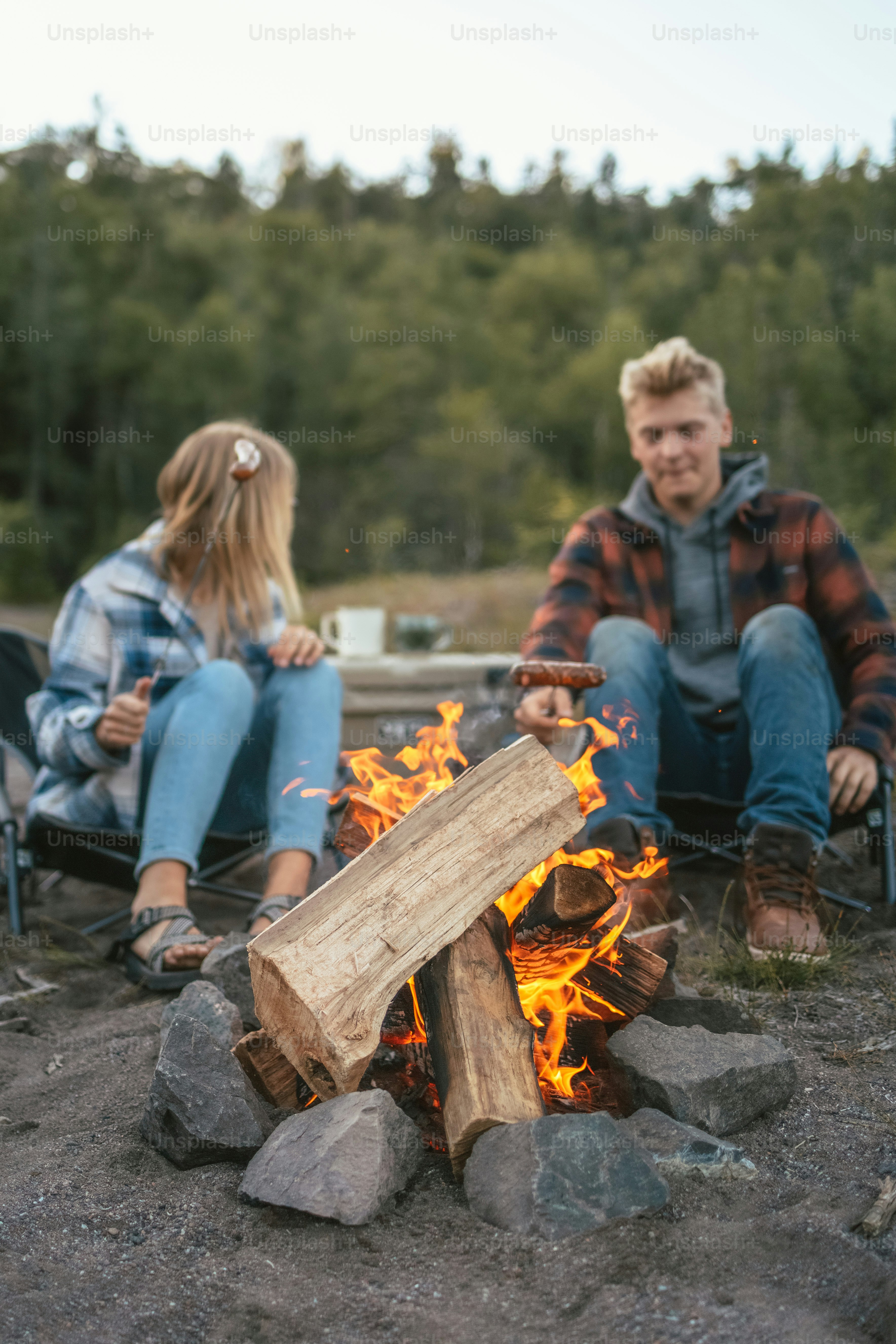 Un hombre y una mujer sentados junto a una fogata foto – Imagen de Bosque  en Unsplash, image size:3000x4500