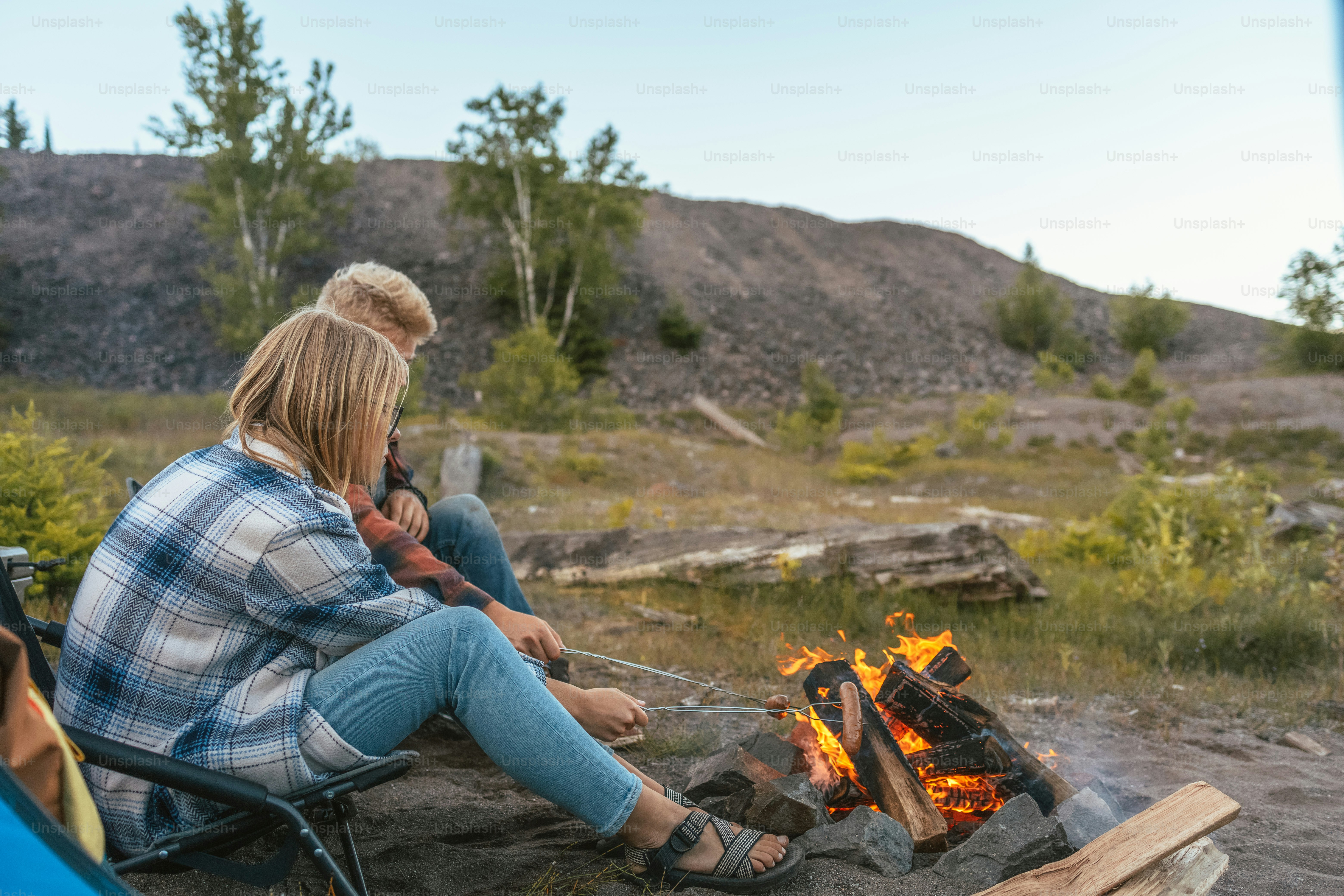 Un par de personas sentadas alrededor de una fogata foto – Imagen de  Víveres en Unsplash, image size:3000x2000