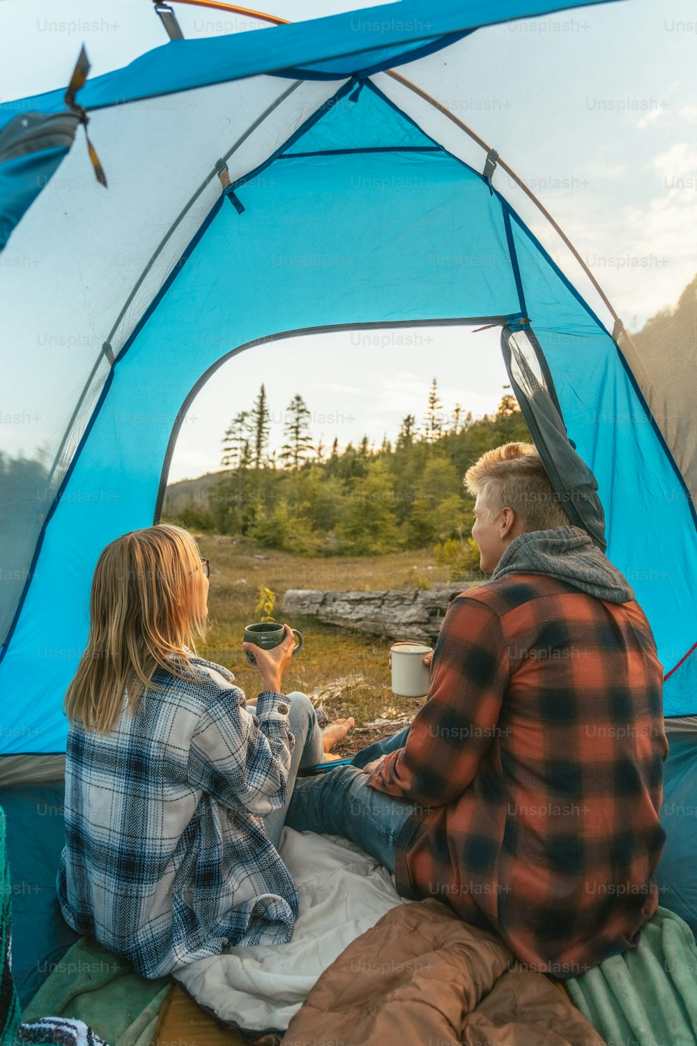 um homem e uma mulher sentados dentro de uma tenda