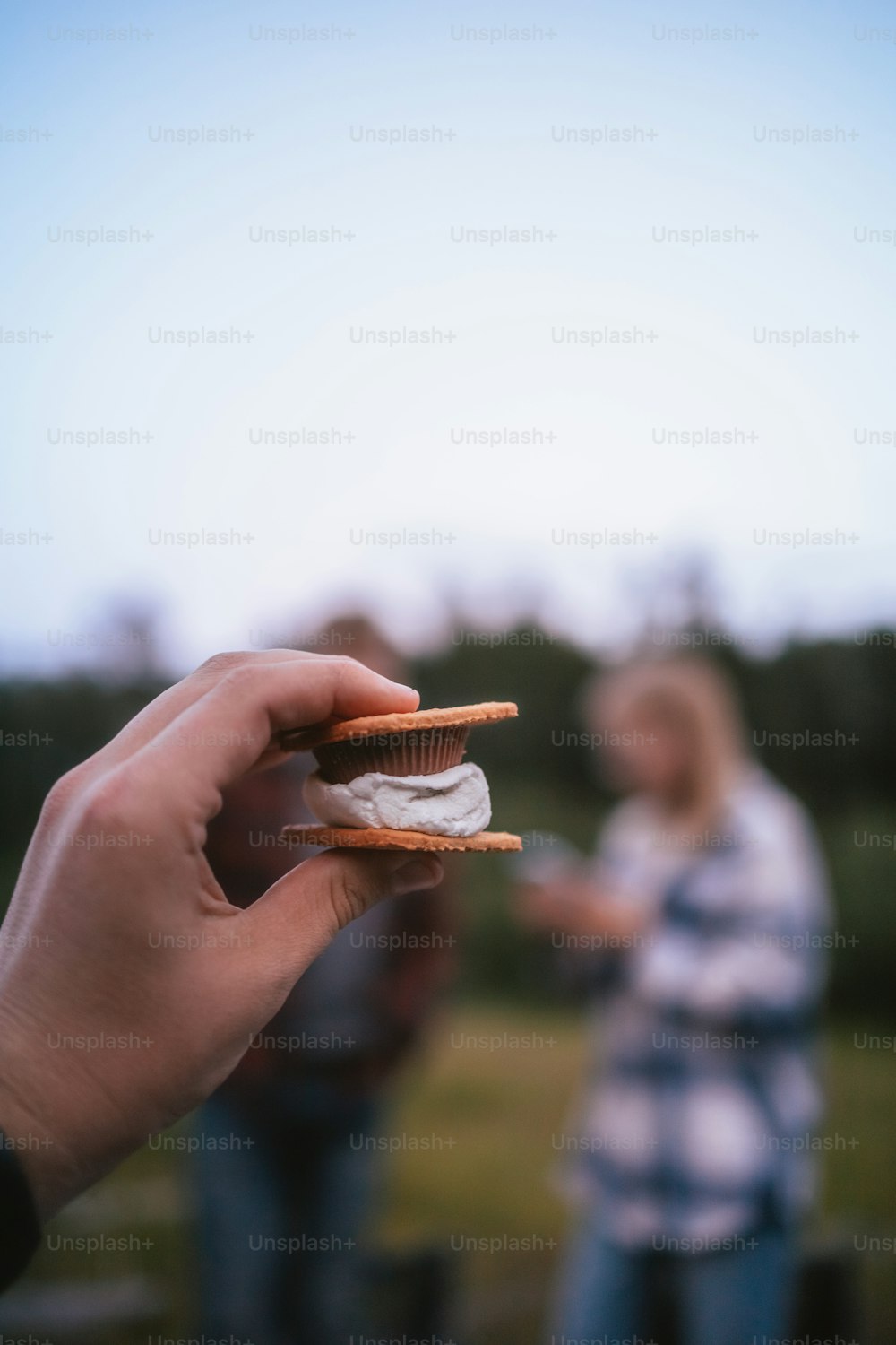 une personne tenant un morceau de nourriture dans sa main