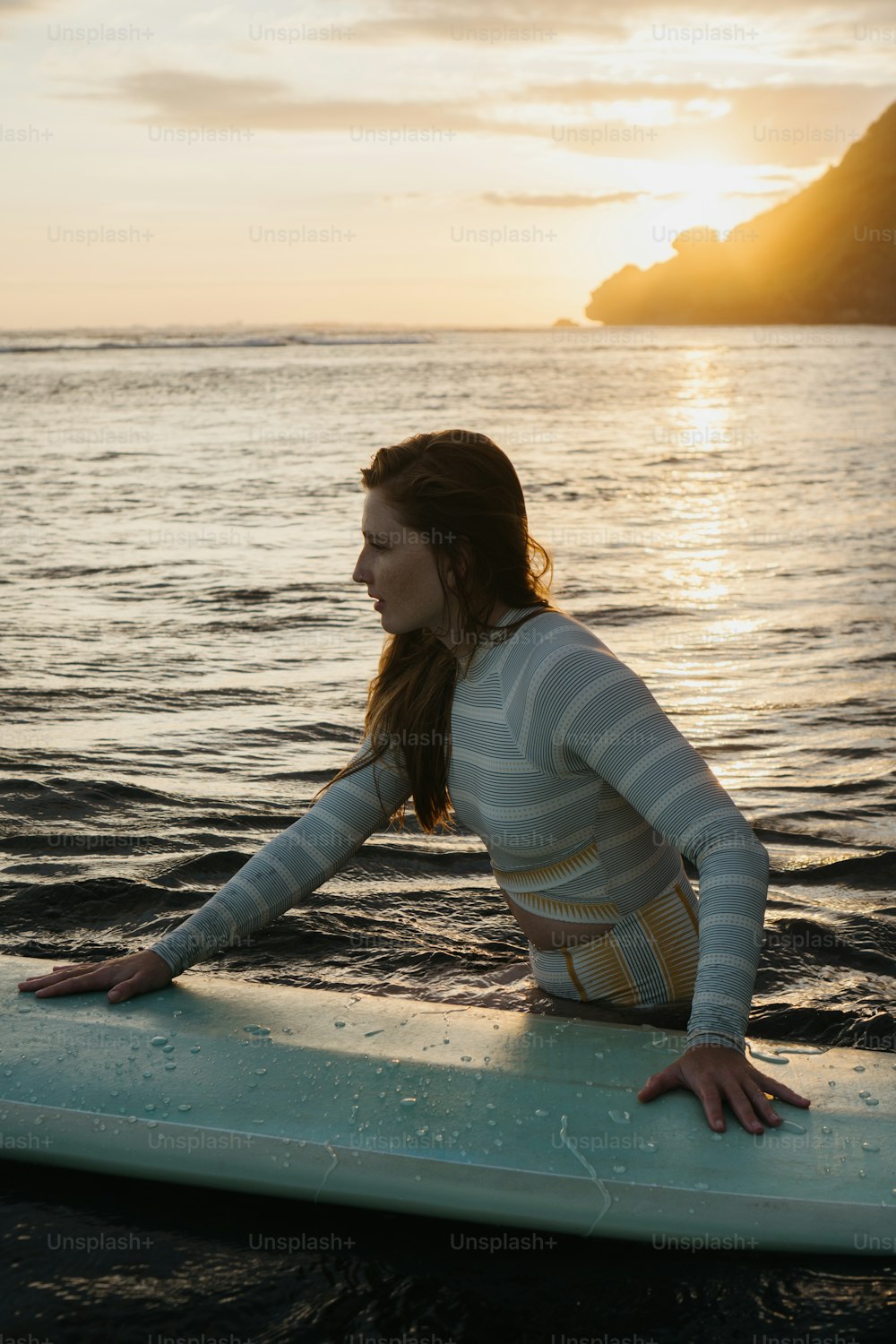 물 속에서 서핑 보드에 앉아있는 여자