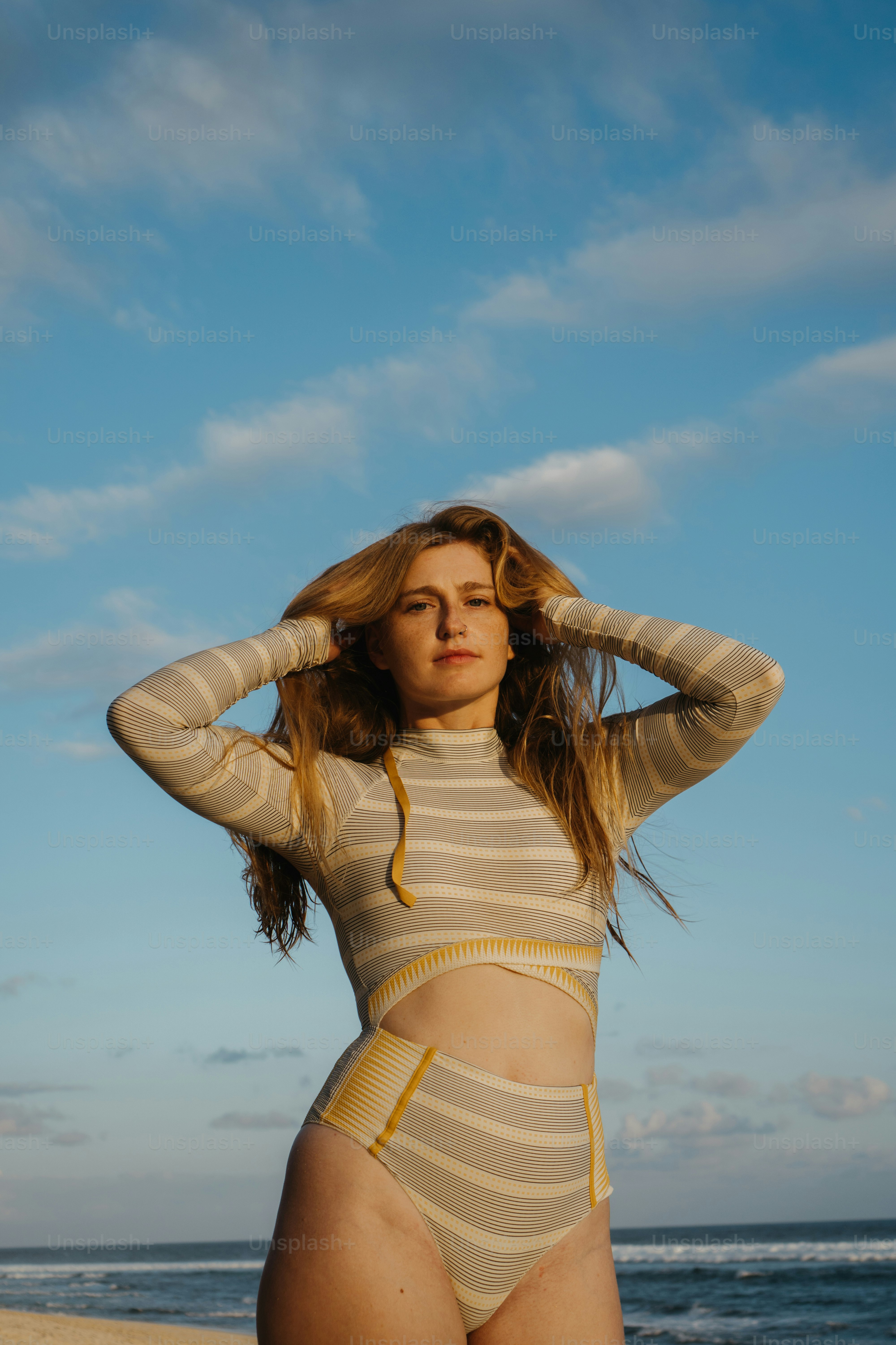 Une femme en combinaison debout sur une plage
