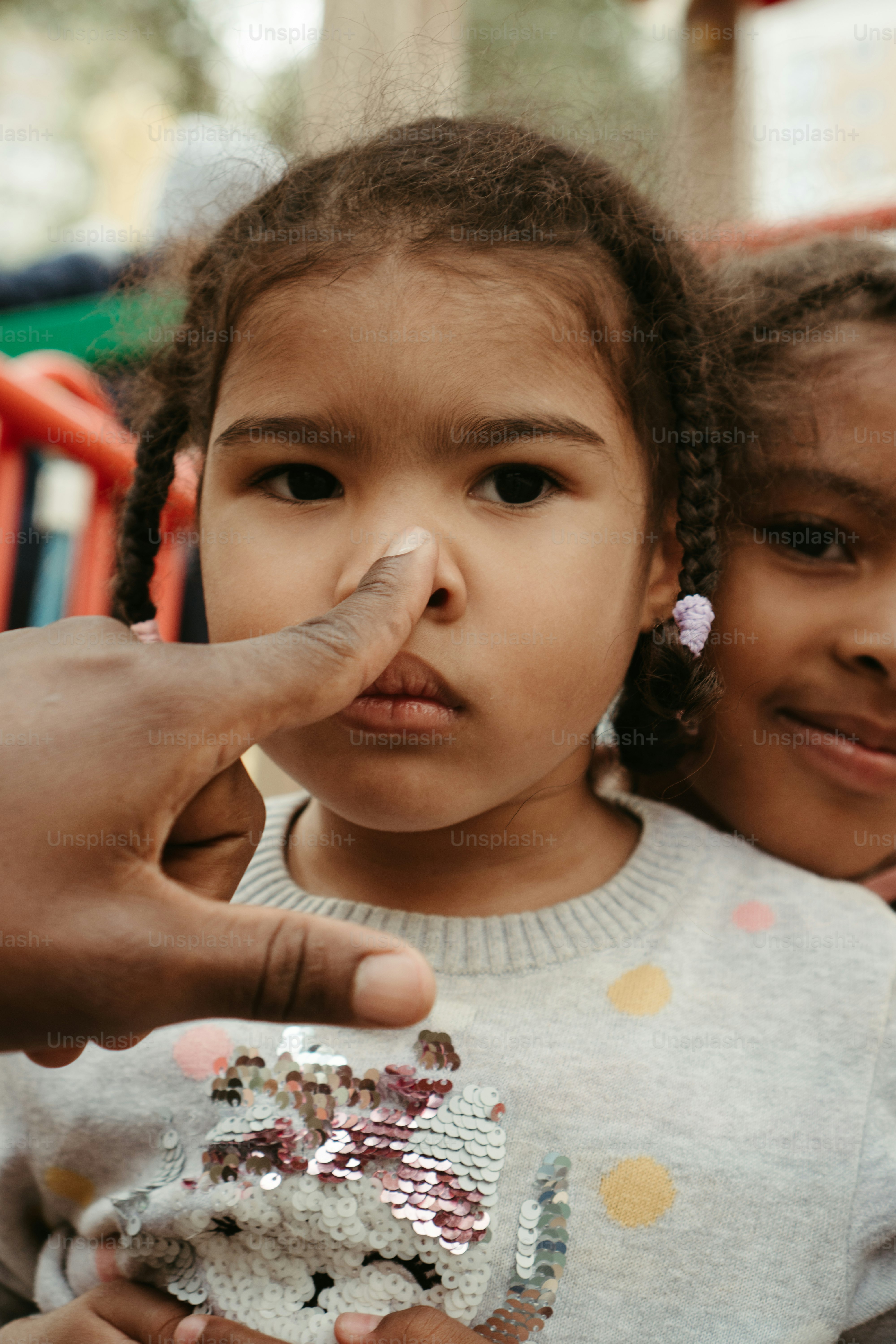 Ein kleines Mädchen, das ein Stück Essen in der Hand hält