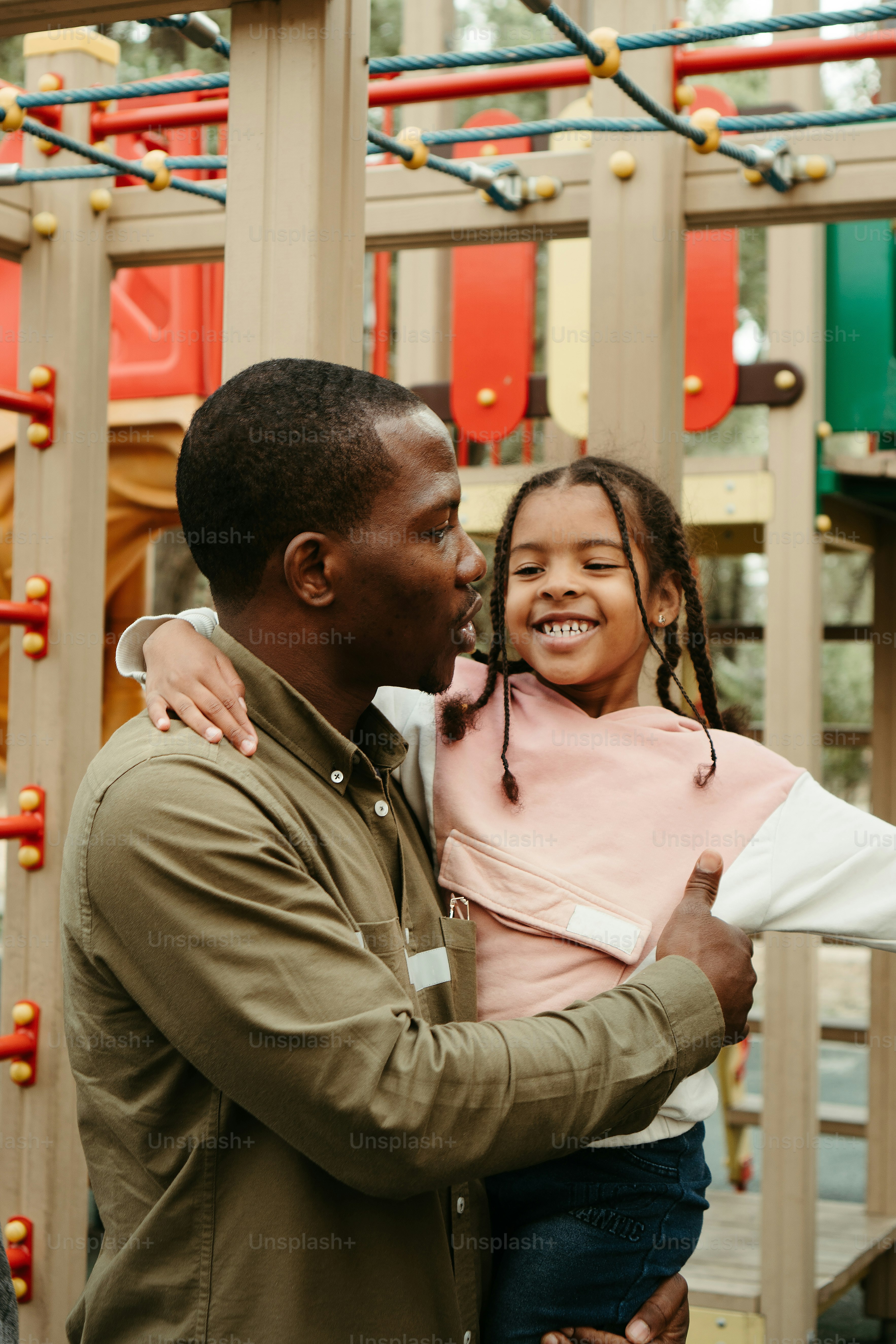 Ein Mann, der ein kleines Mädchen in seinen Armen hält