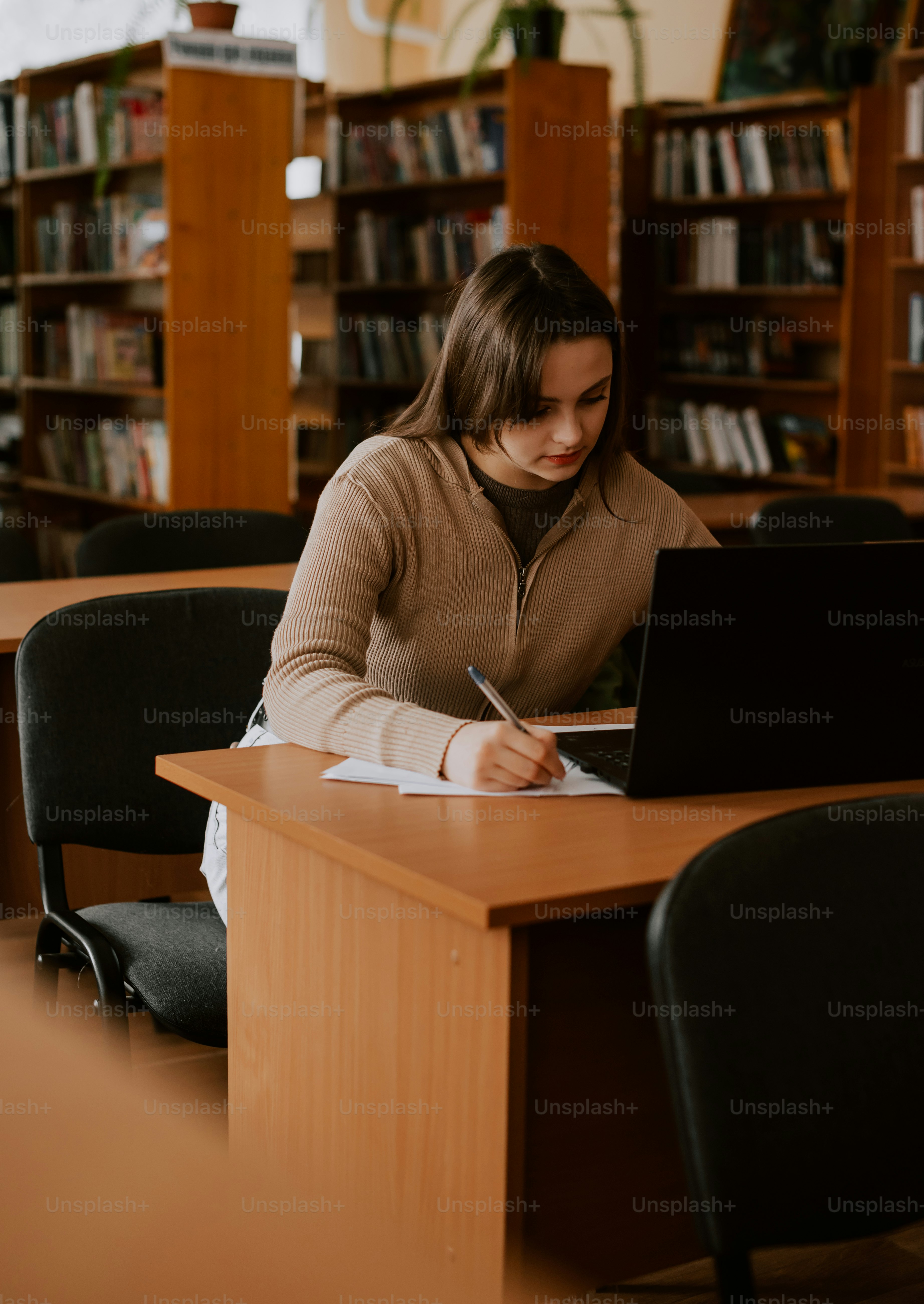Una donna seduta a una scrivania con un computer portatile