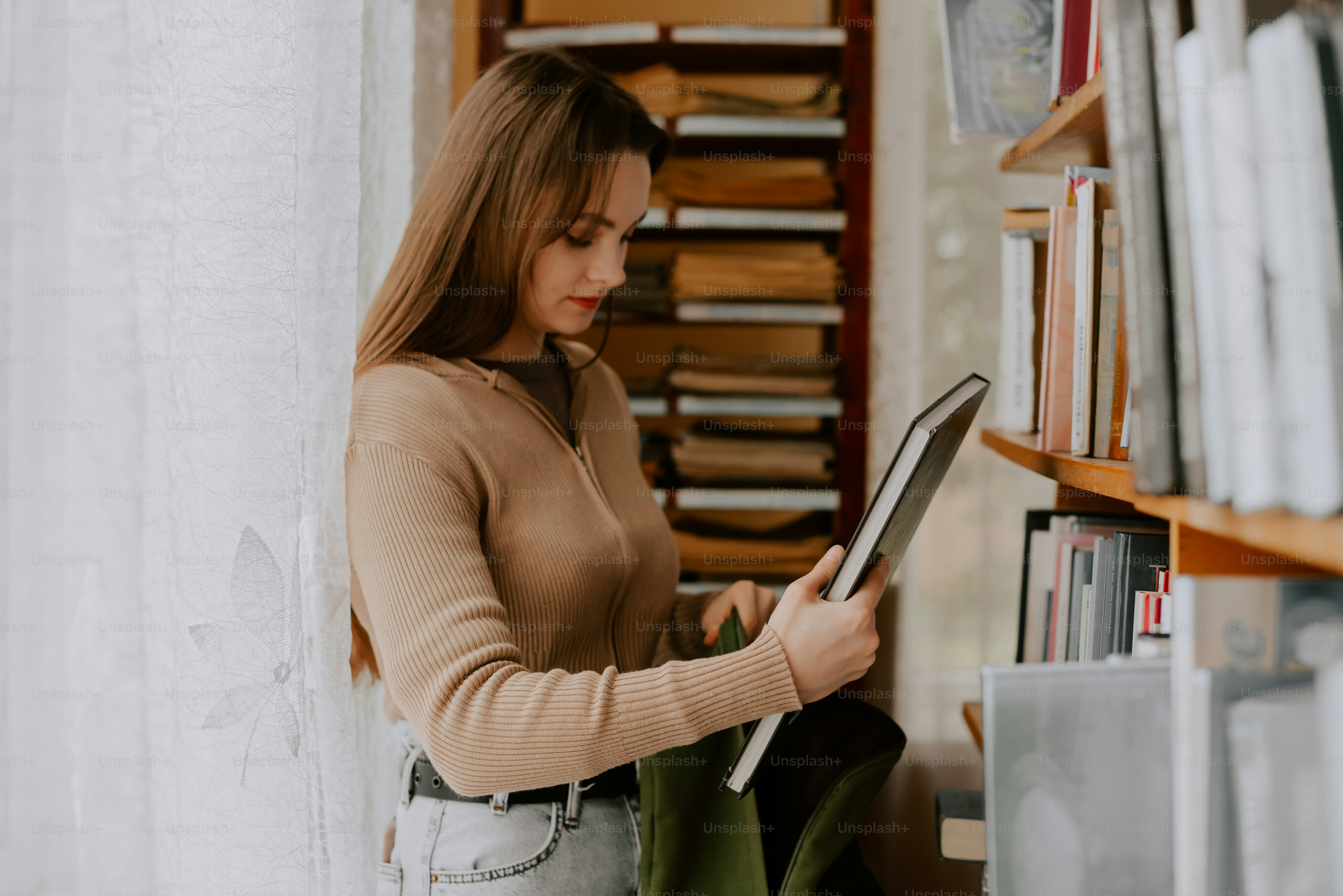 Una mujer parada frente a un estante de libros
