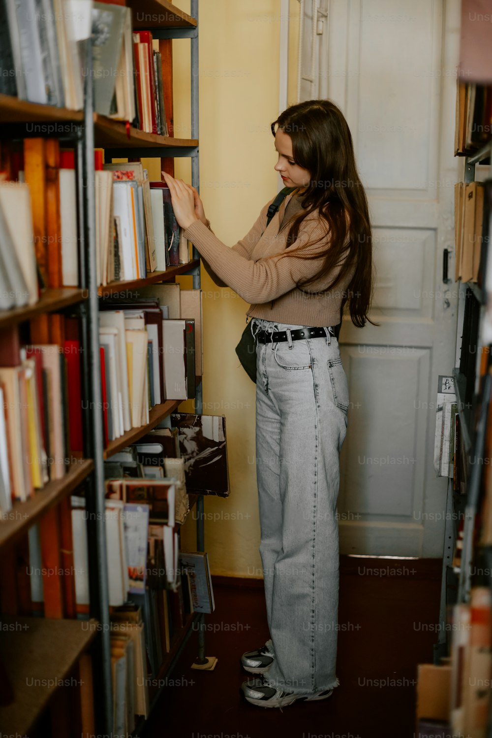 Eine Frau, die vor einem Bücherregal steht
