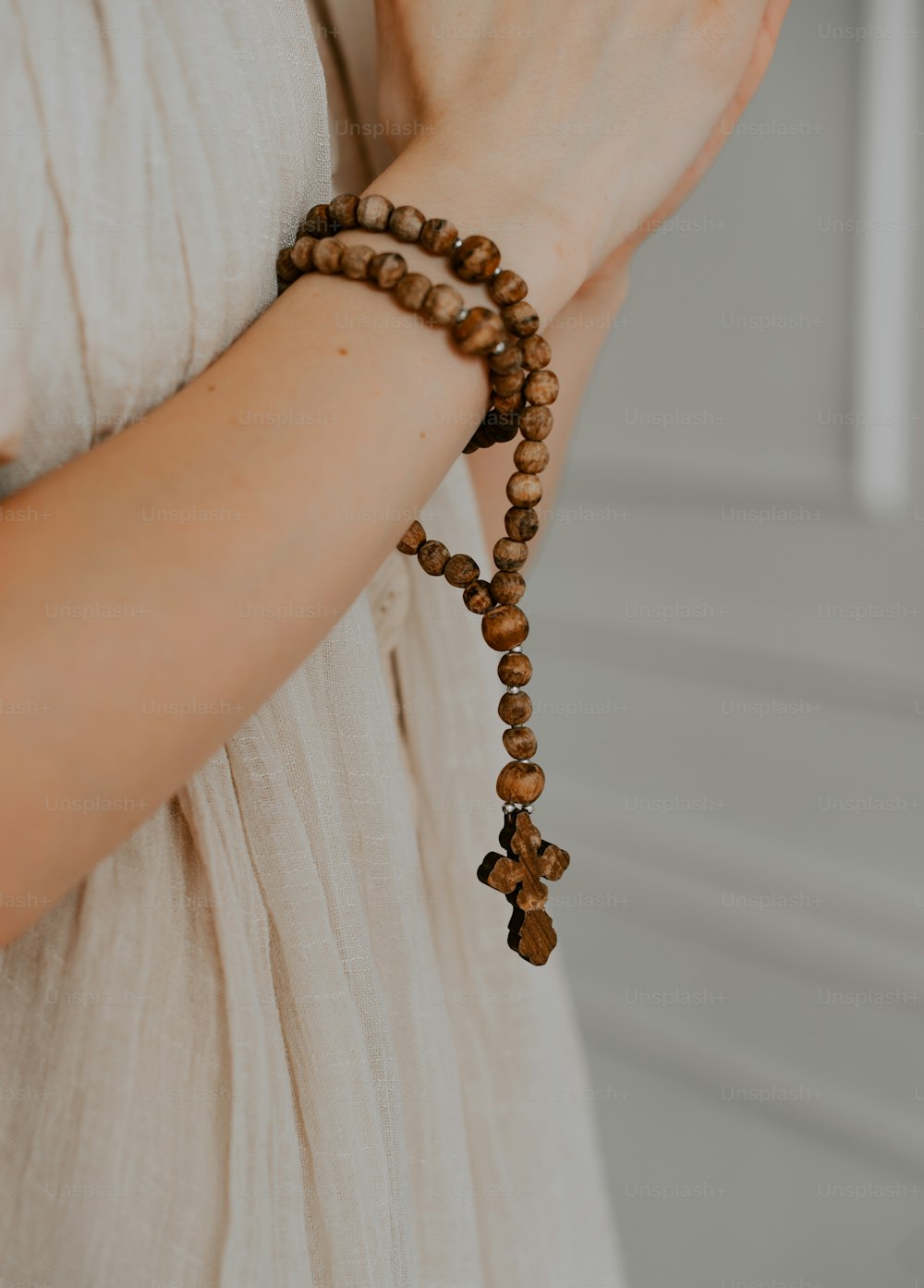 Une femme portant un bracelet en perles