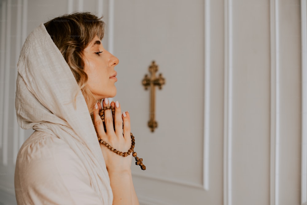 une femme avec un chapelet au cou