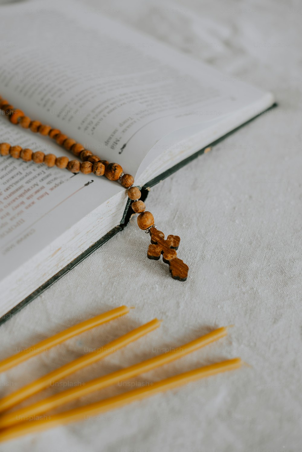 Un rosario y un libro sobre una mesa