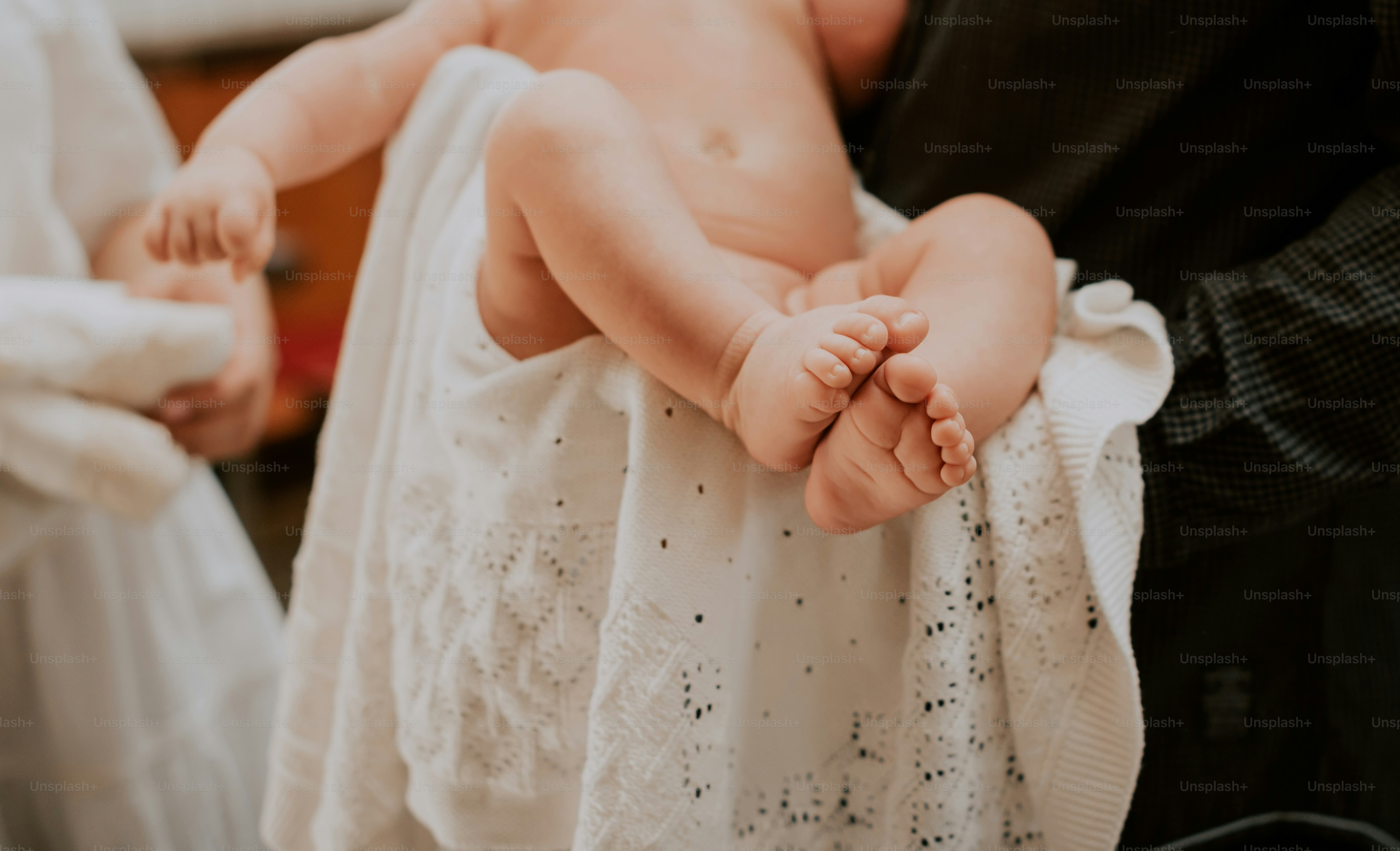 un bambino in un pannolino tenuto da un genitore