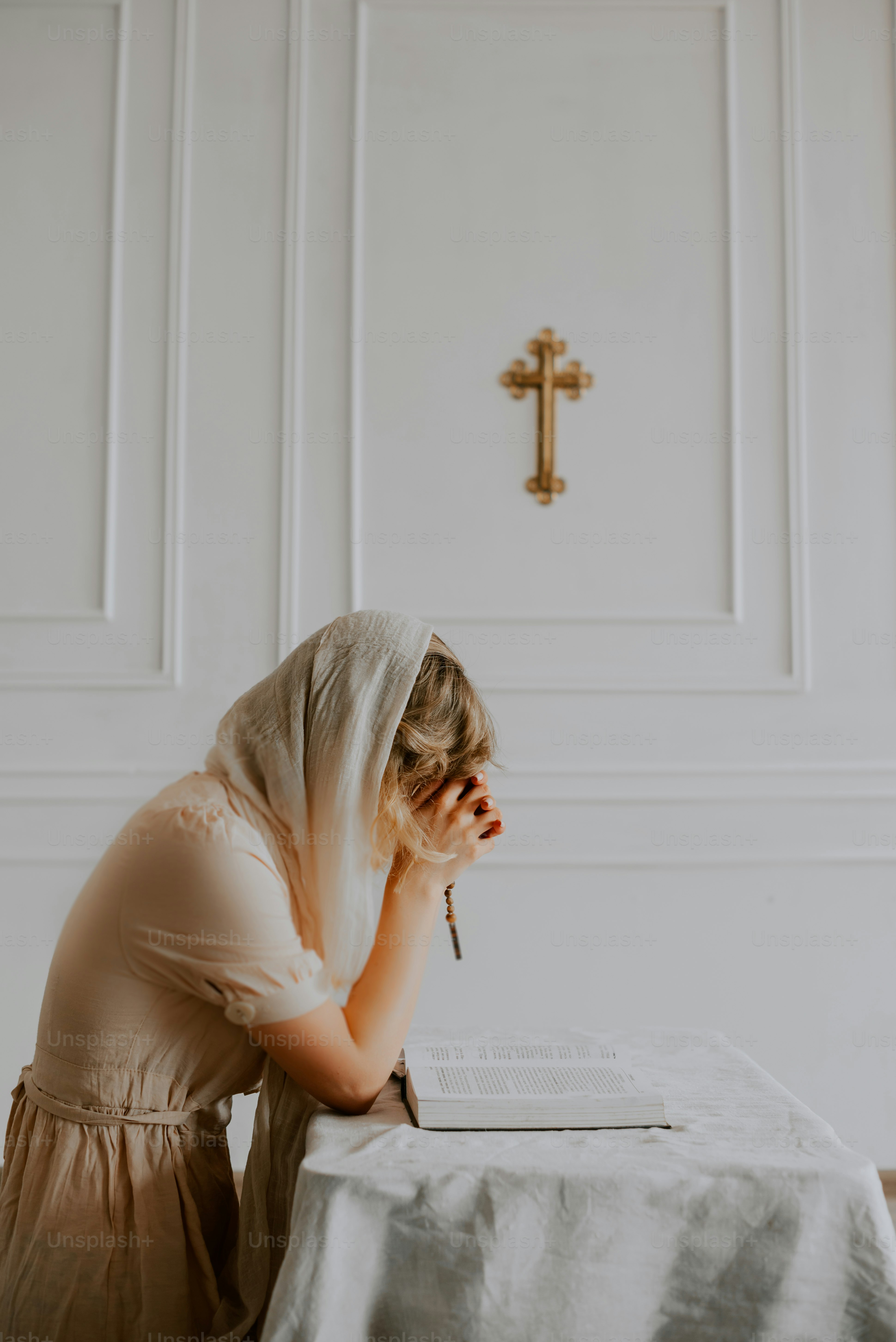 Una donna seduta a un tavolo con una penna in mano