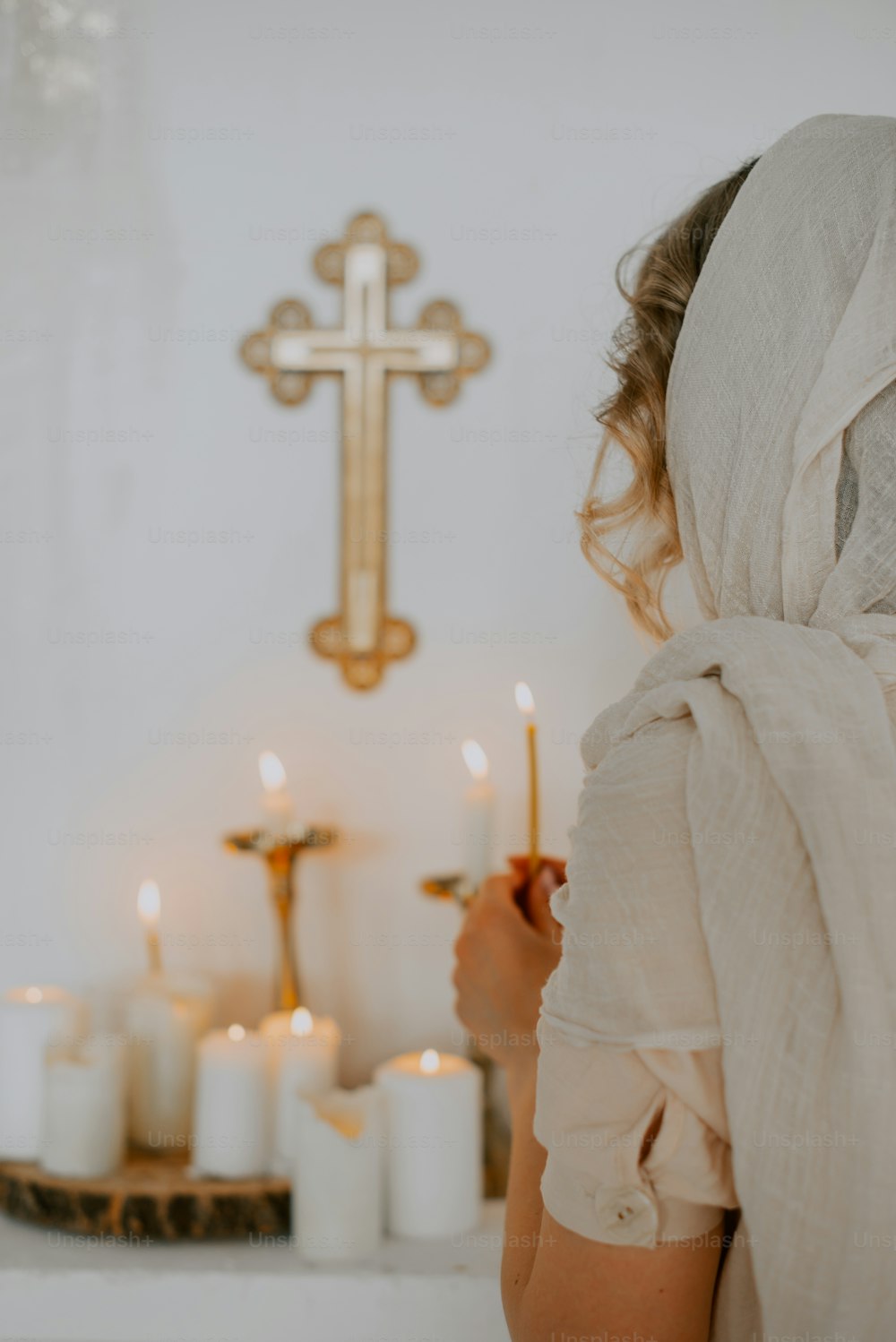 Una donna in un velo bianco che tiene una candela