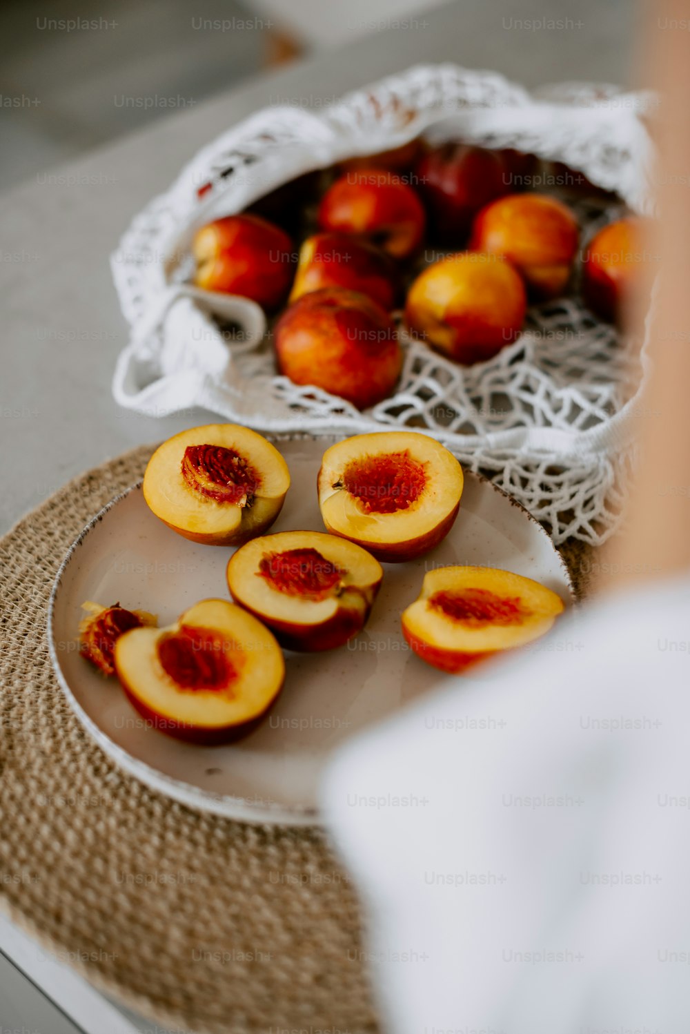 ein Teller mit geschnittenen Pfirsichen auf einem Tisch