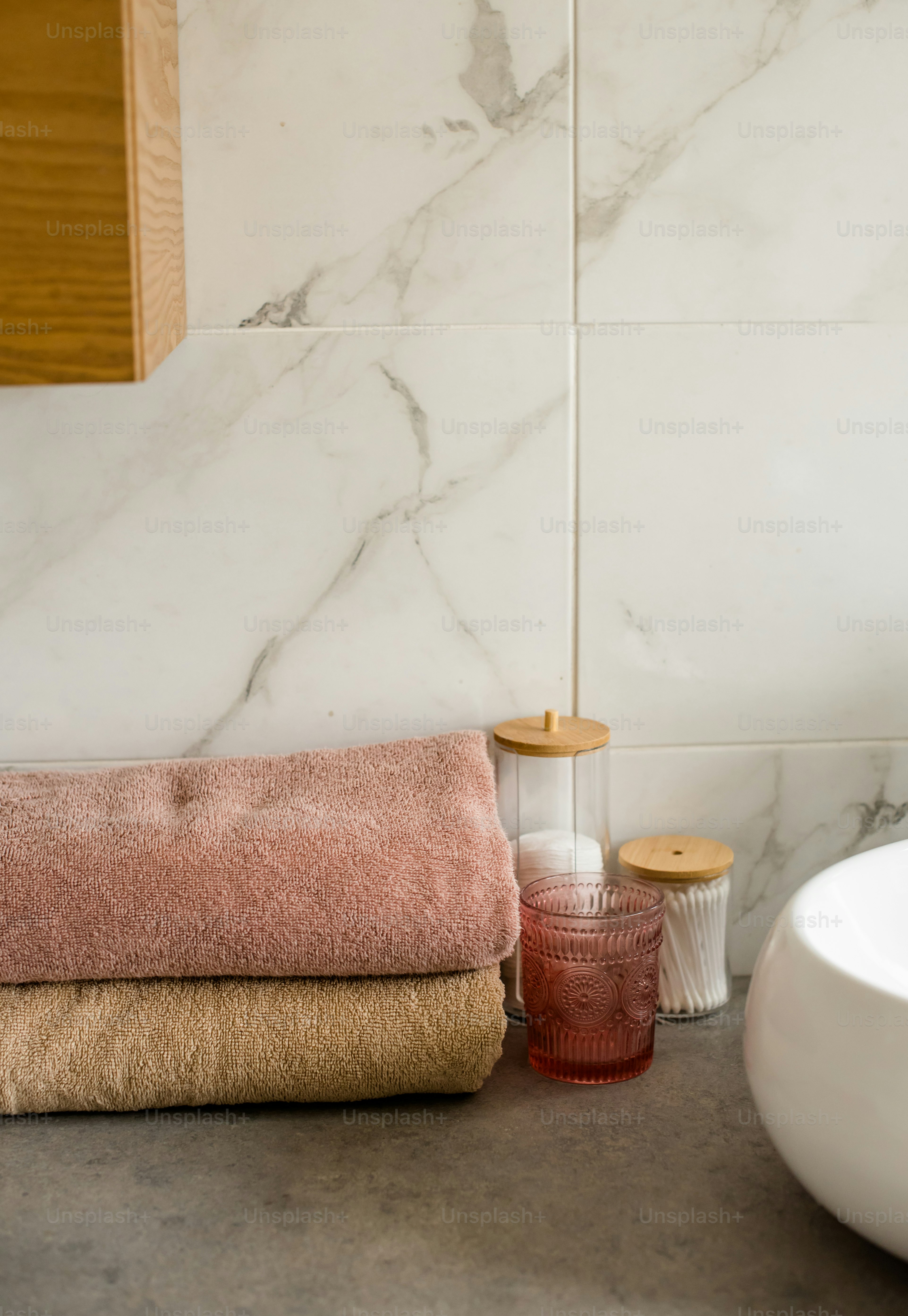 un cuarto de baño con encimera de mármol y un lavabo blanco