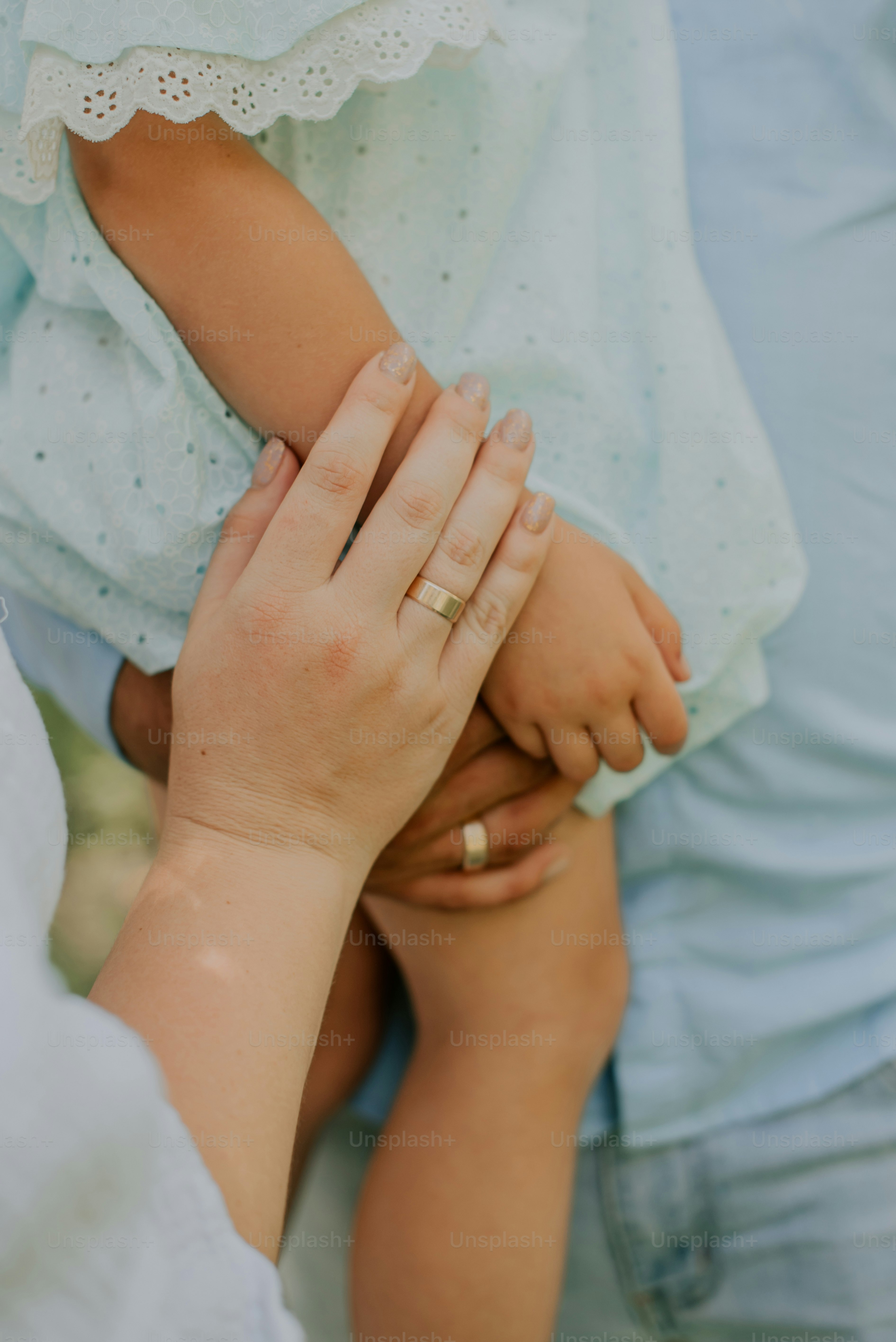 Eine Nahaufnahme von zwei Personen, die sich an den Händen halten