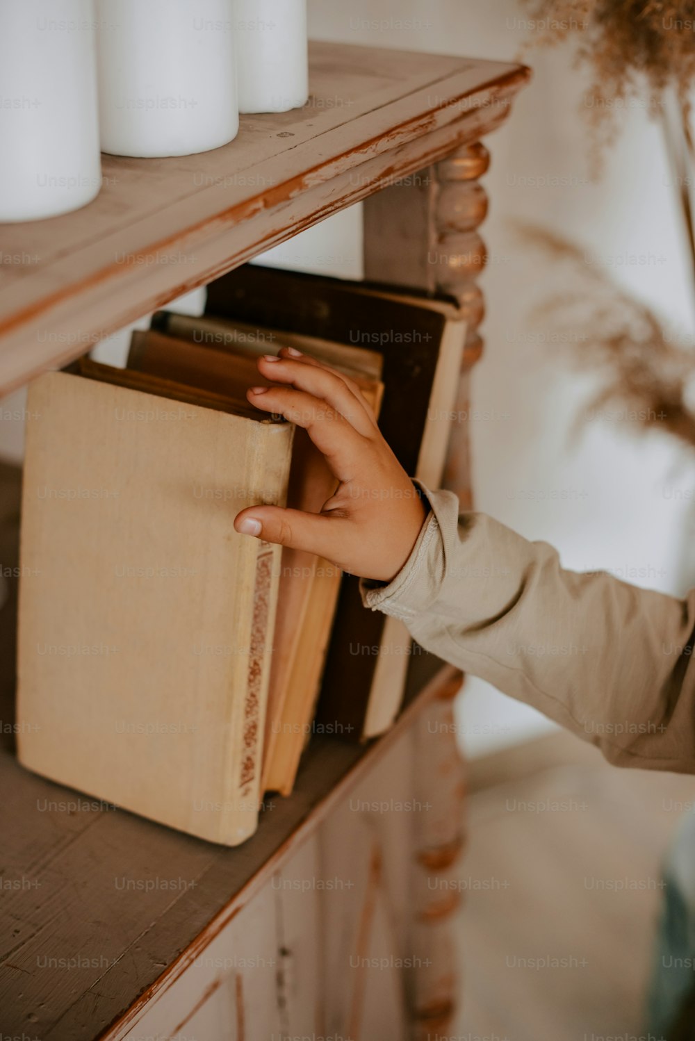 Una persona que busca un libro en un estante