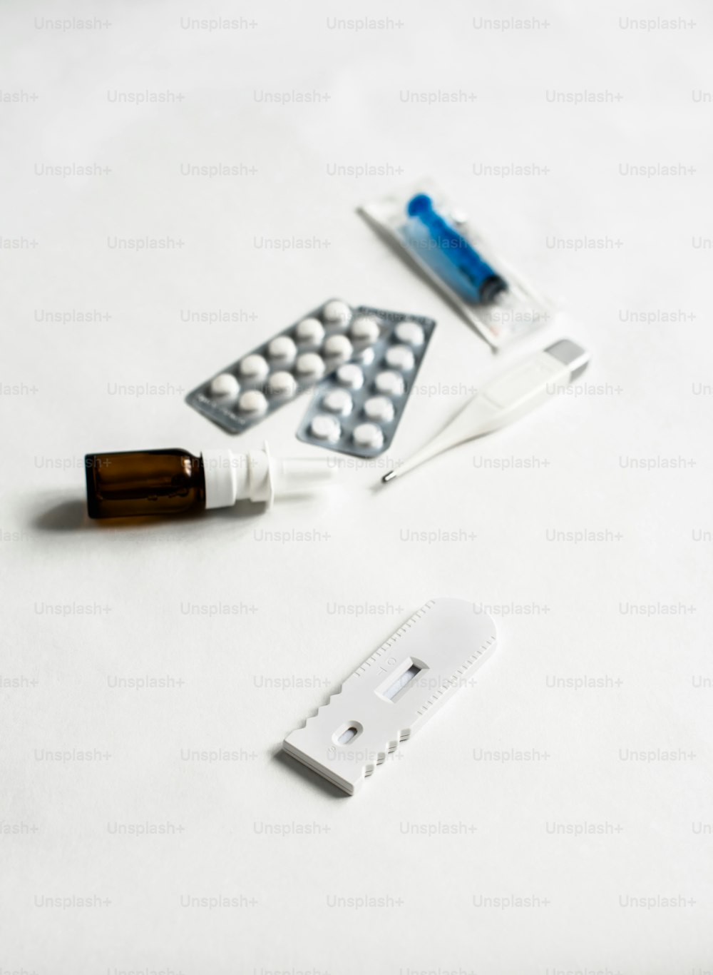 une table blanche surmontée d’un flacon de pilules et d’une brosse à dents