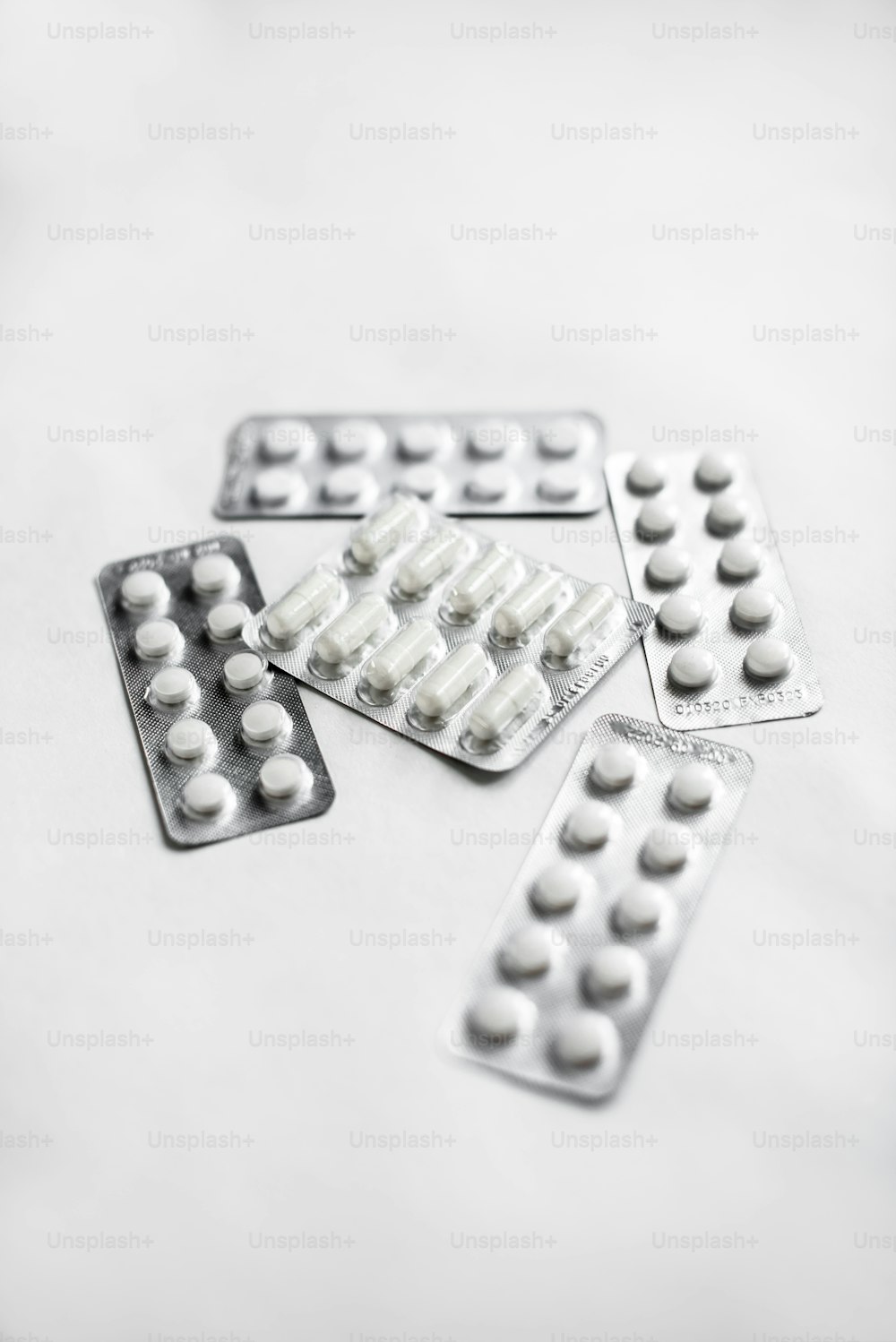 un gruppo di pillole sedute sopra un tavolo