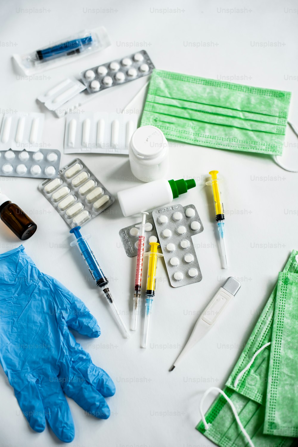 医薬品と手袋で覆われた白いテーブル