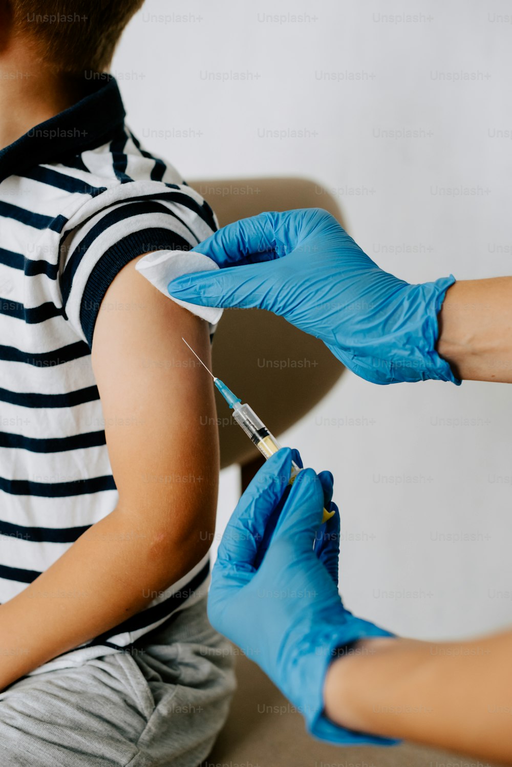 ein Junge bekommt ein vaccium vaccium vaccium vaccium
