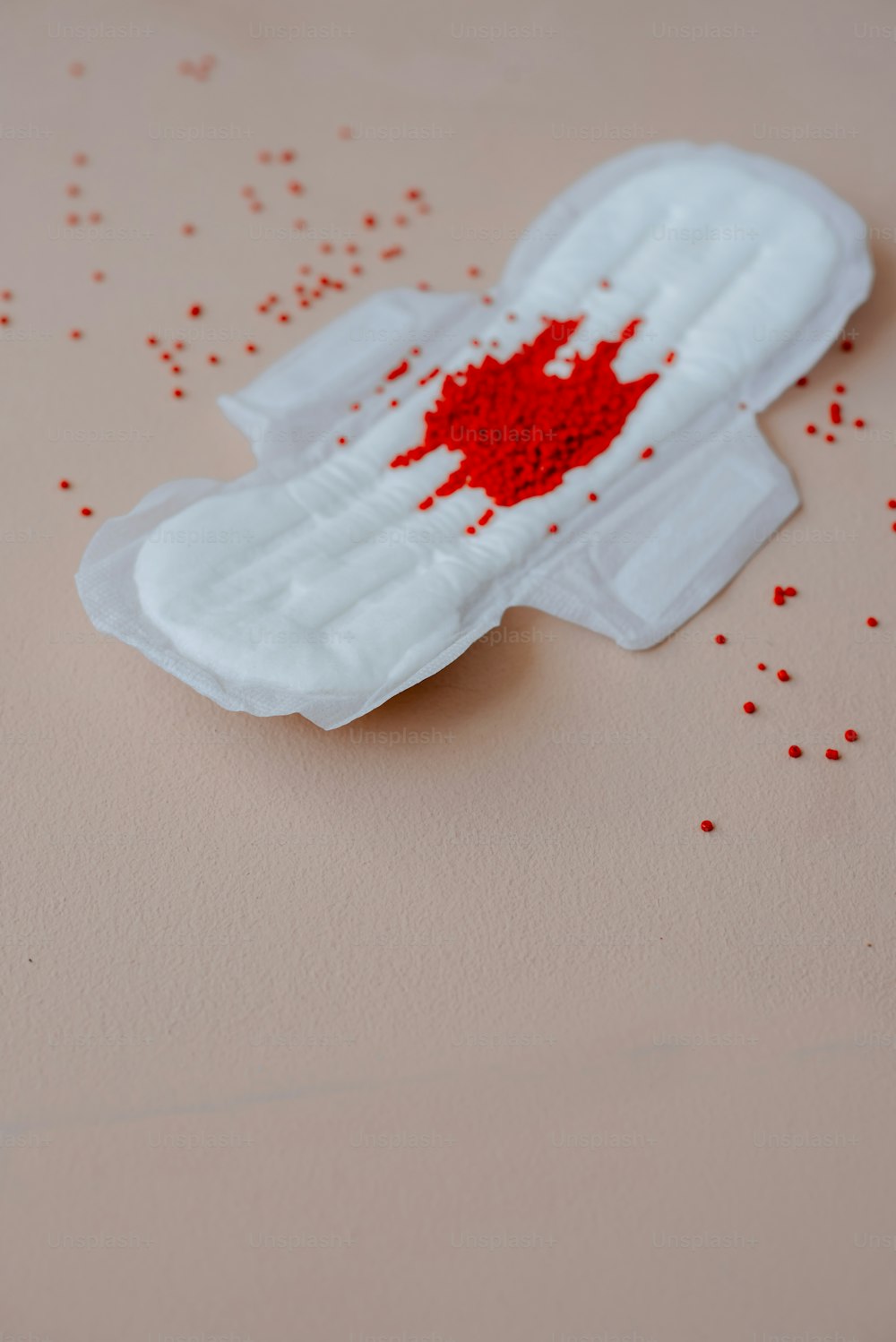 um pedaço de papel branco com borrifos vermelhos