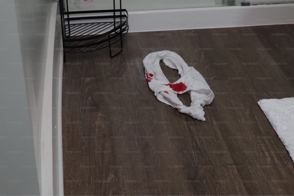 uma toalha branca no chão de um banheiro