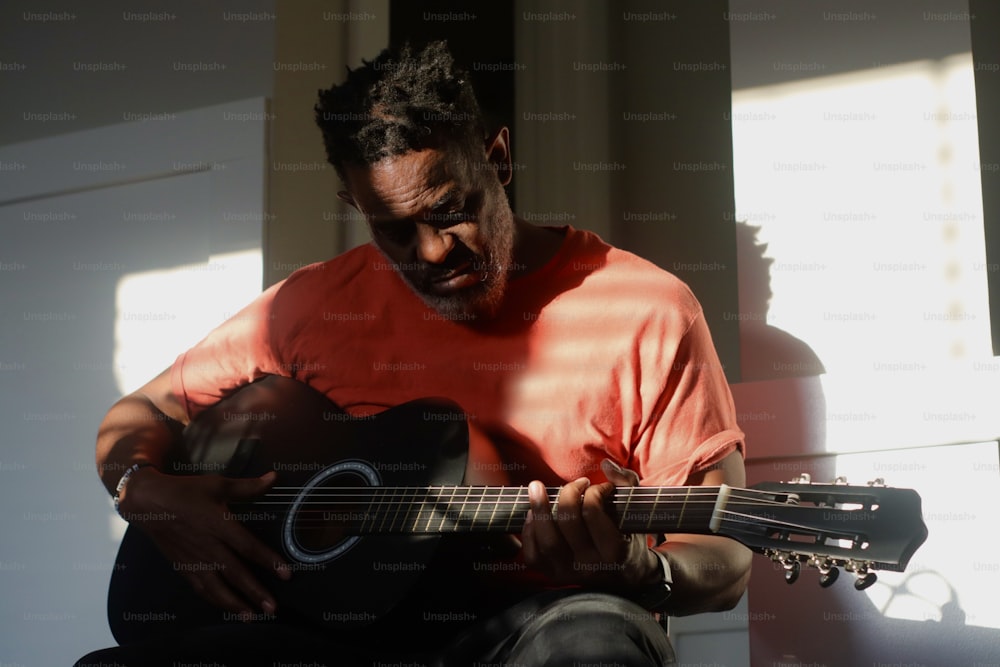 太陽の下でギターを弾く男
