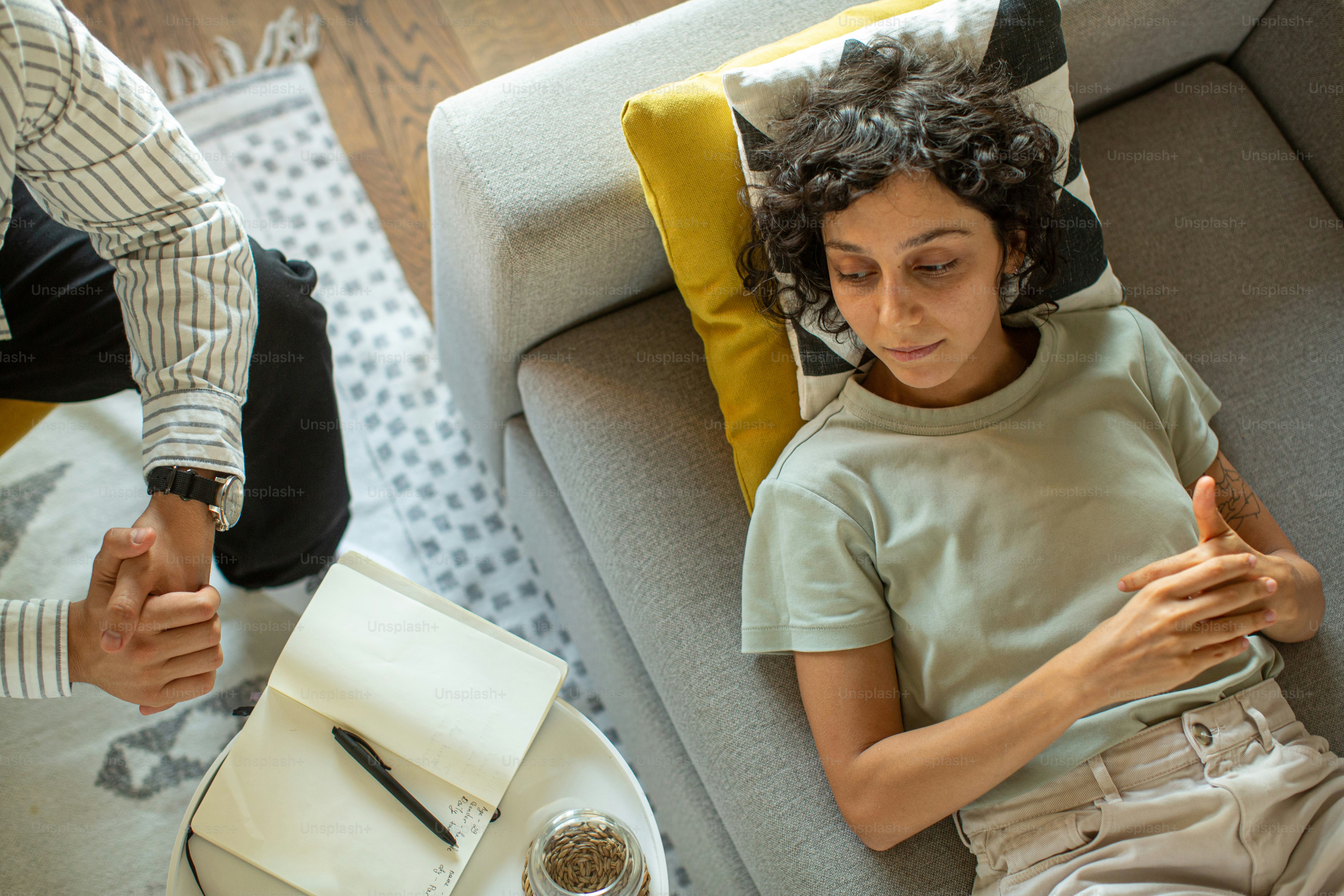 una donna seduta sopra un divano accanto a un uomo