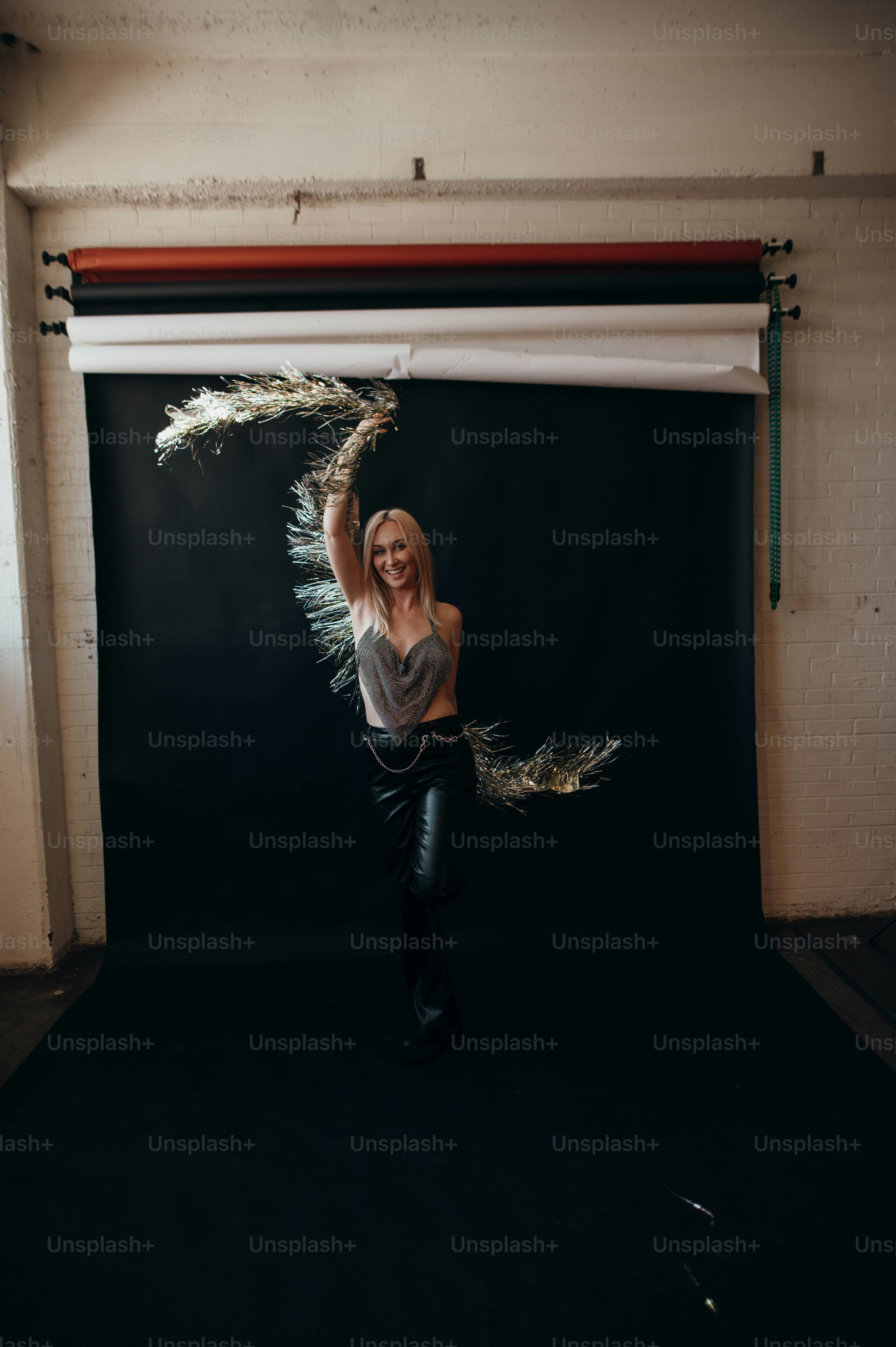 黒い背景の前に立つ女性