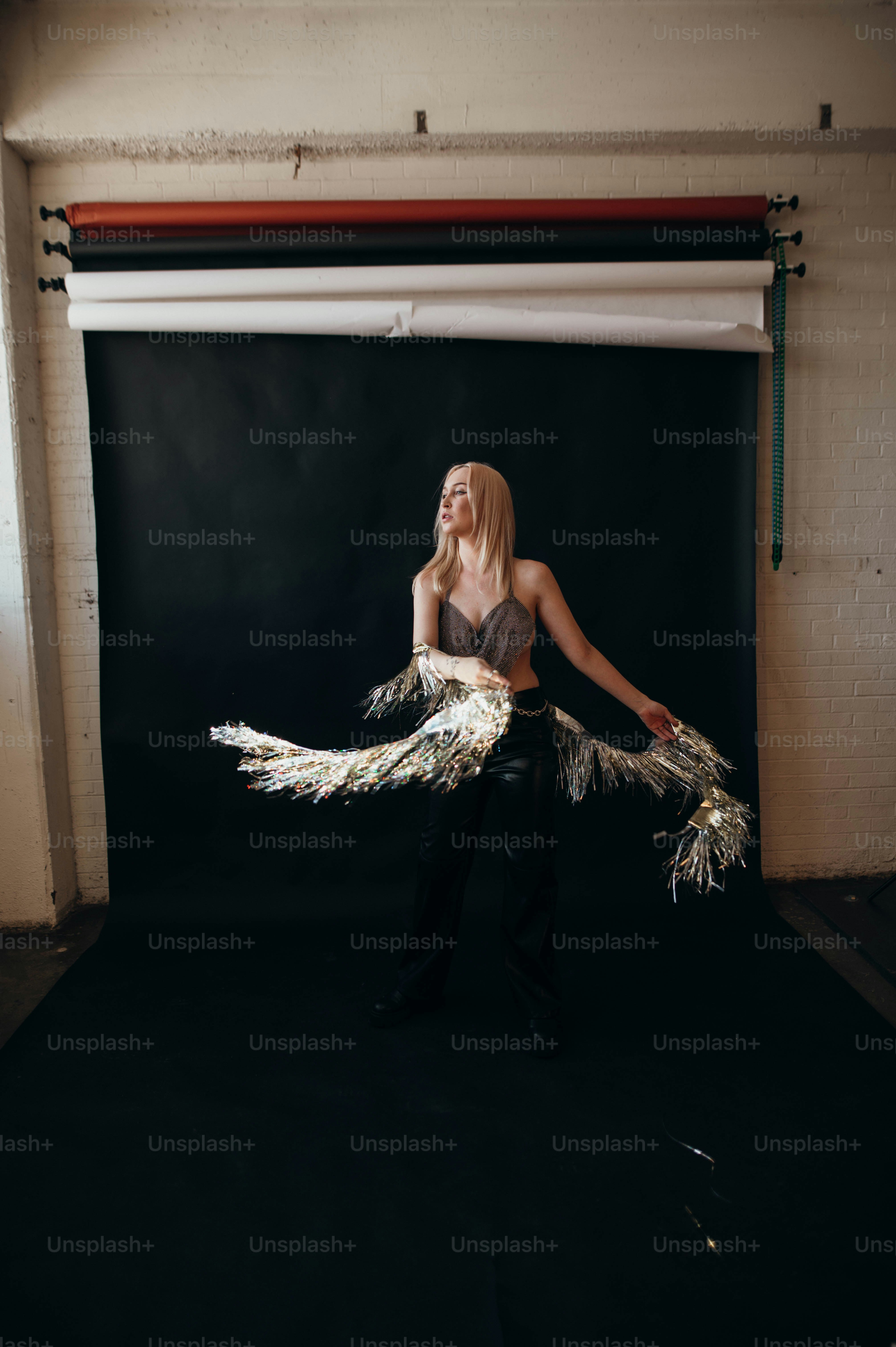 白い羽を持つ黒いドレスを着た女性