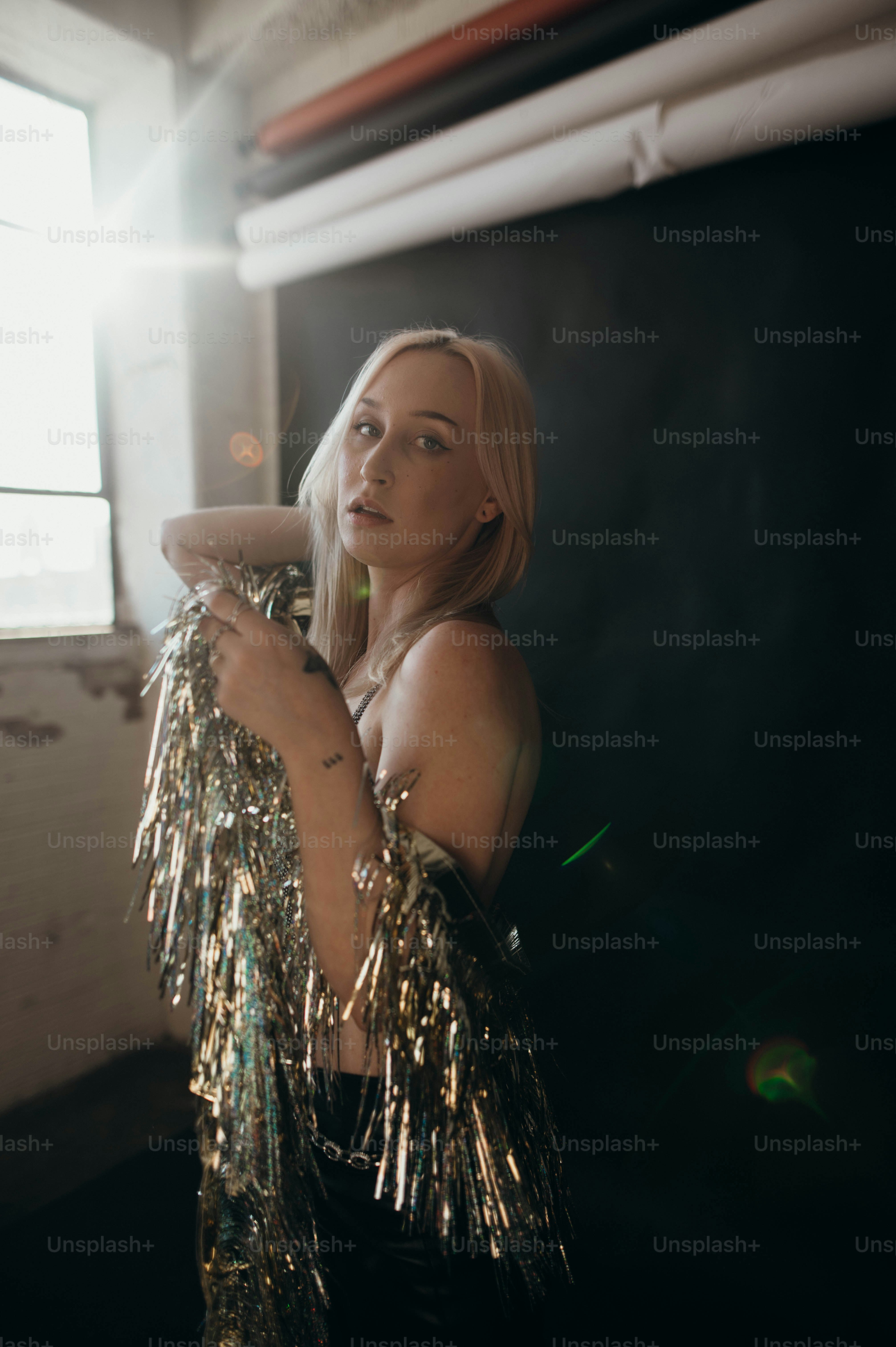 金のドレスを着た女性が見掛け倒しを持っている