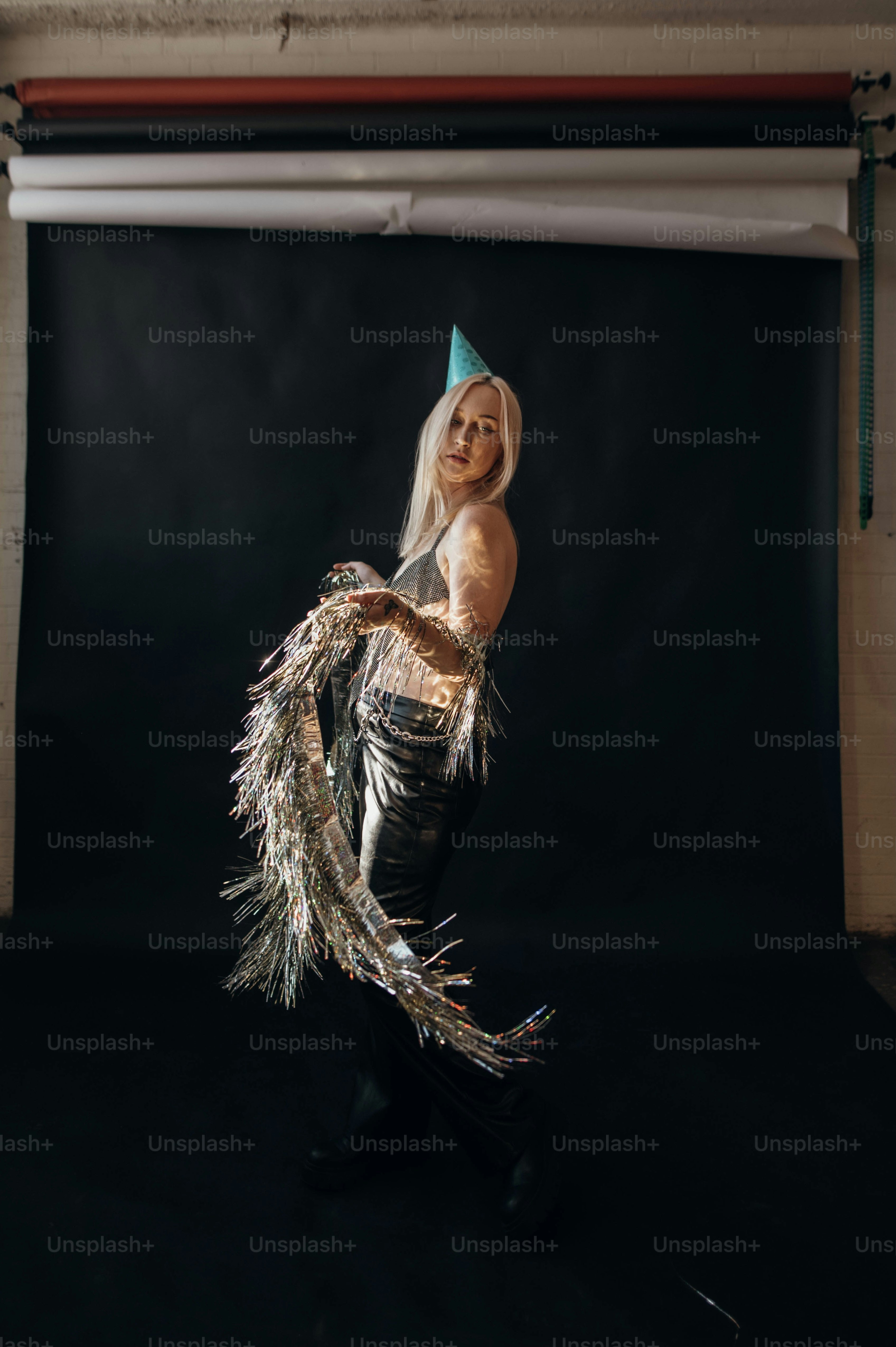 パーティーハットとフェザースカートを着た女性