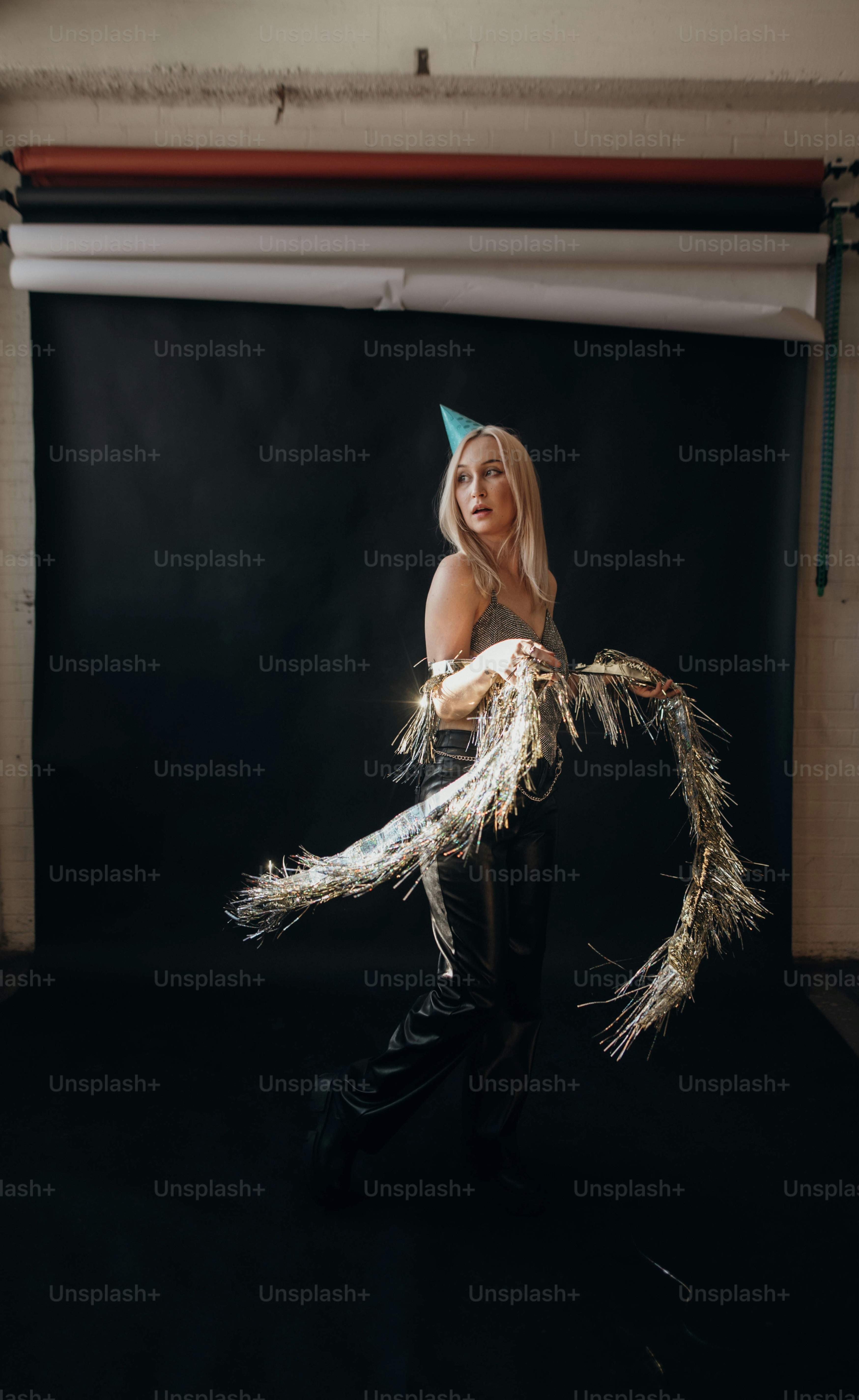 パーティーハットとストリーマーを持つ女性