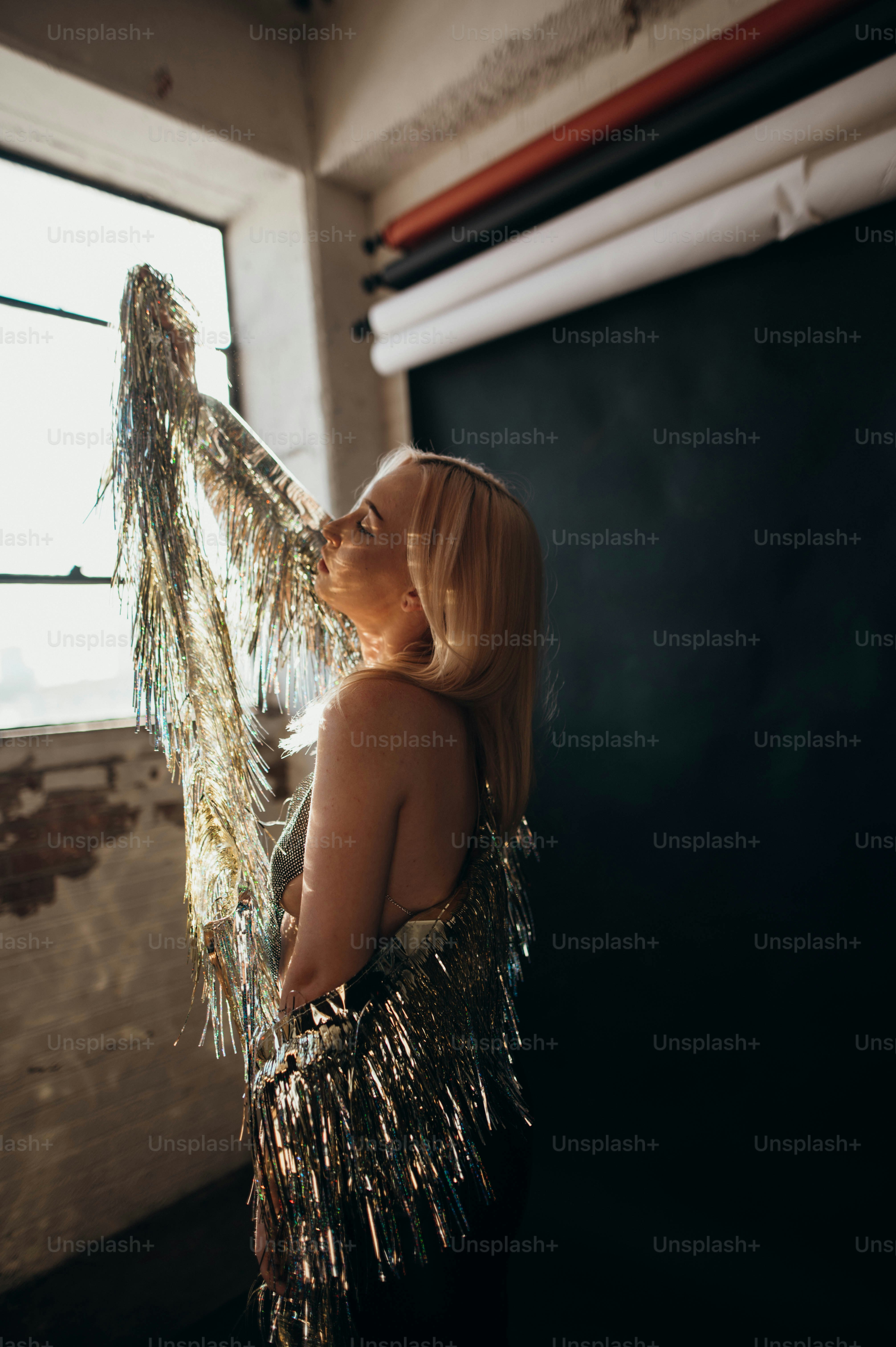 木を持つ黒いドレスを着た女性