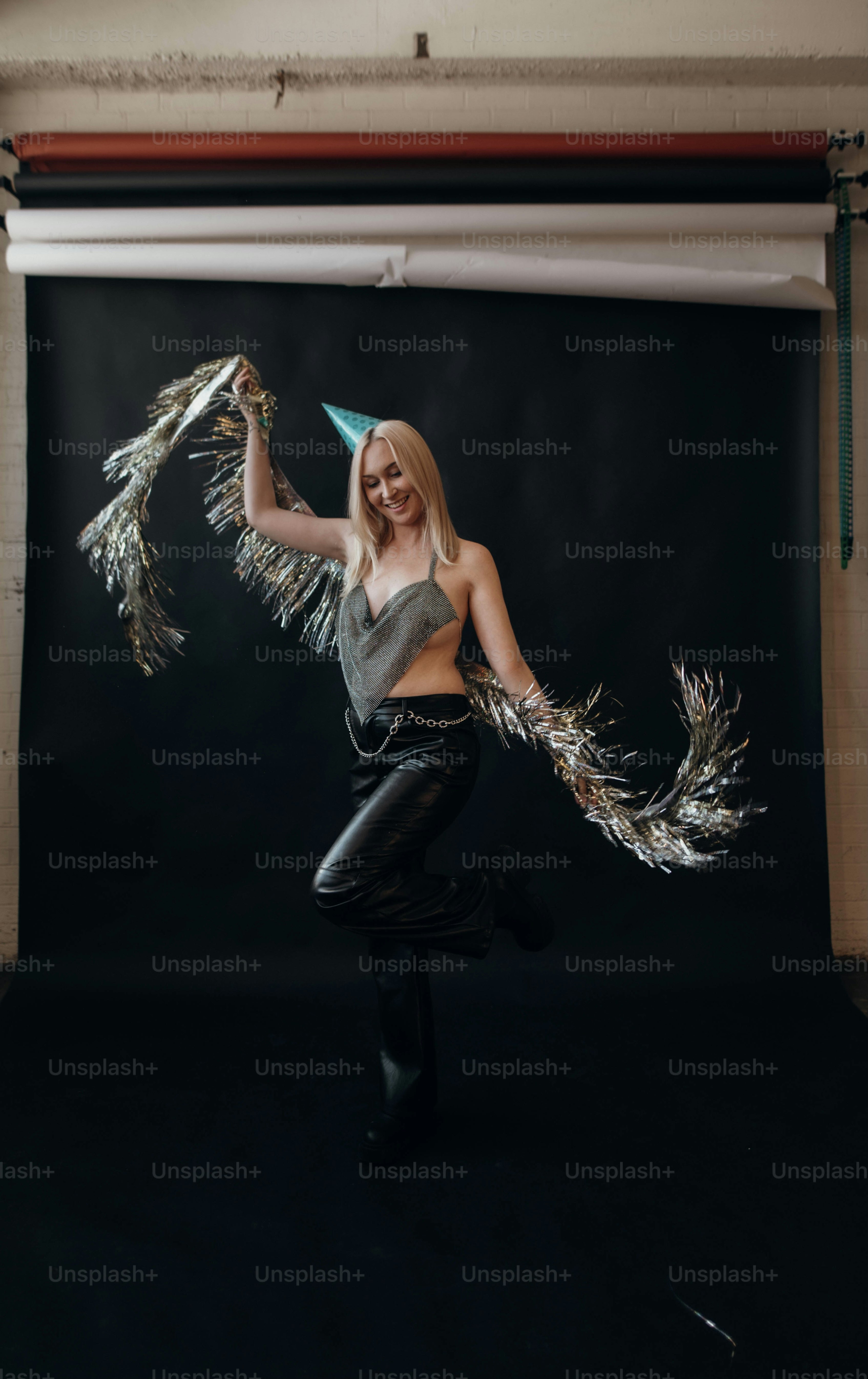 灰色のトップを着た女性が踊っている